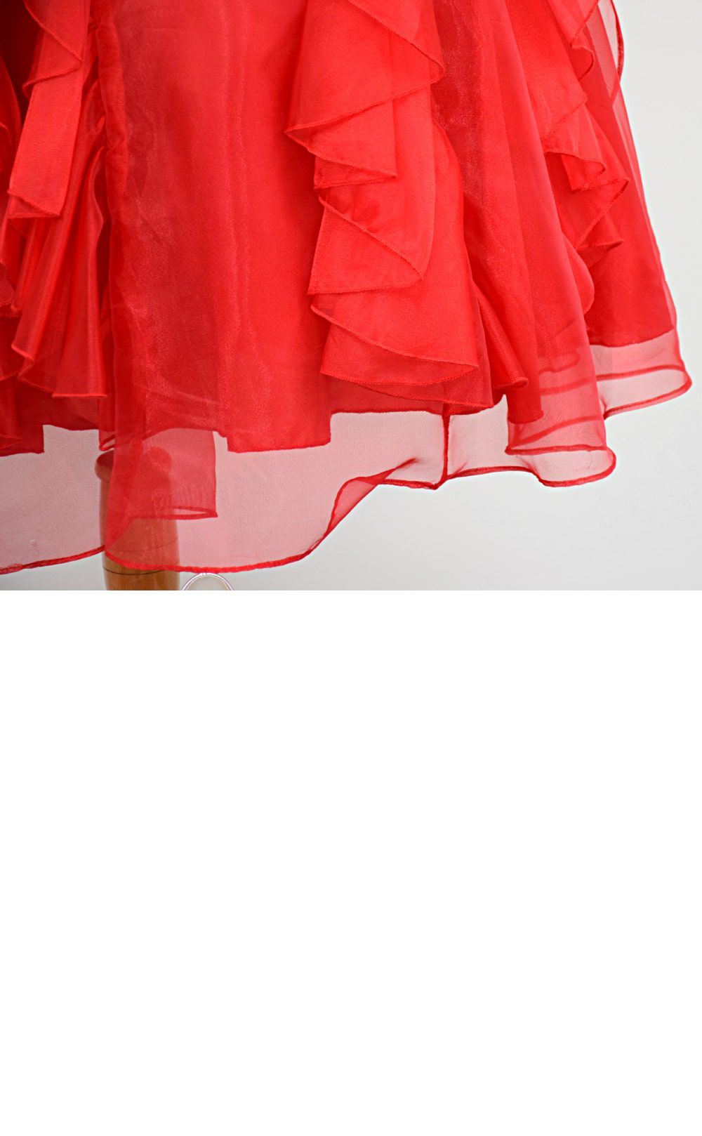 ピアノ発表会や結婚式にぴったりのカラーの女の子用キッズドレス。シンプルで美しいシルエットが魅力のAngel's Closetの子供ドレス レンタル商品（【レンタル】ラインストーン＆オーガンジーレイヤードフリル子供ドレス(HC734)レッド）｜画像6