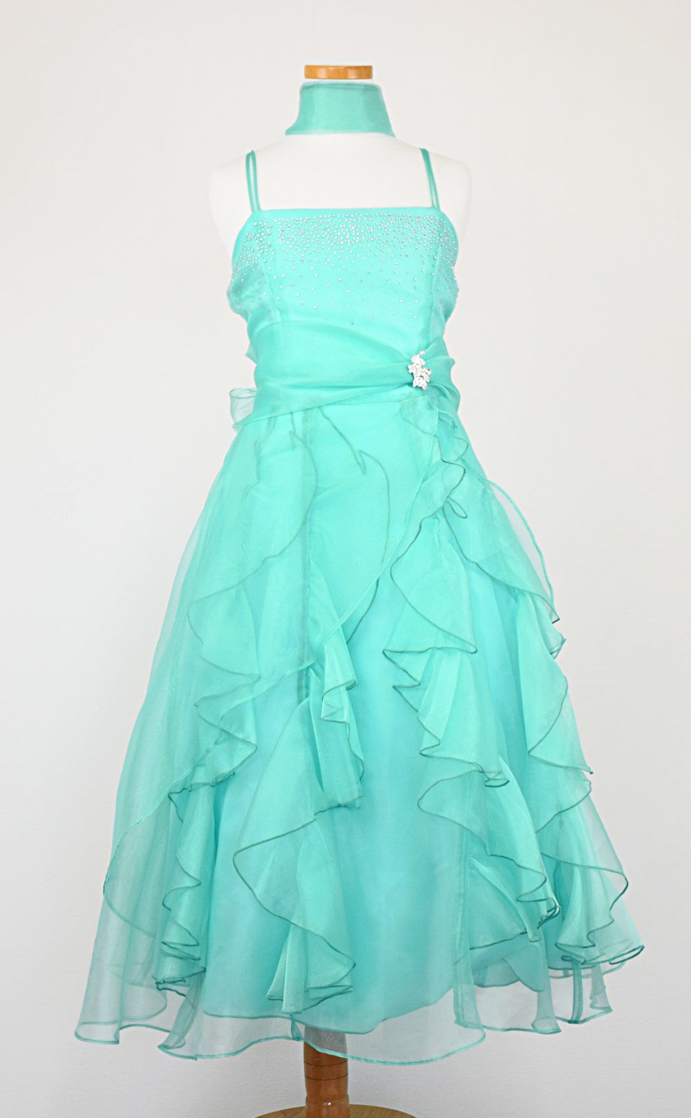 ピアノ発表会や結婚式にぴったりのブルーカラーの女の子用キッズドレス。シンプルで美しいシルエットが魅力のAngel's Closetの子供ドレス レンタル商品（【レンタル】ラインストーン＆オーガンジーレイヤードフリル子供ドレス(HC734)ティファニーブルー）｜画像3