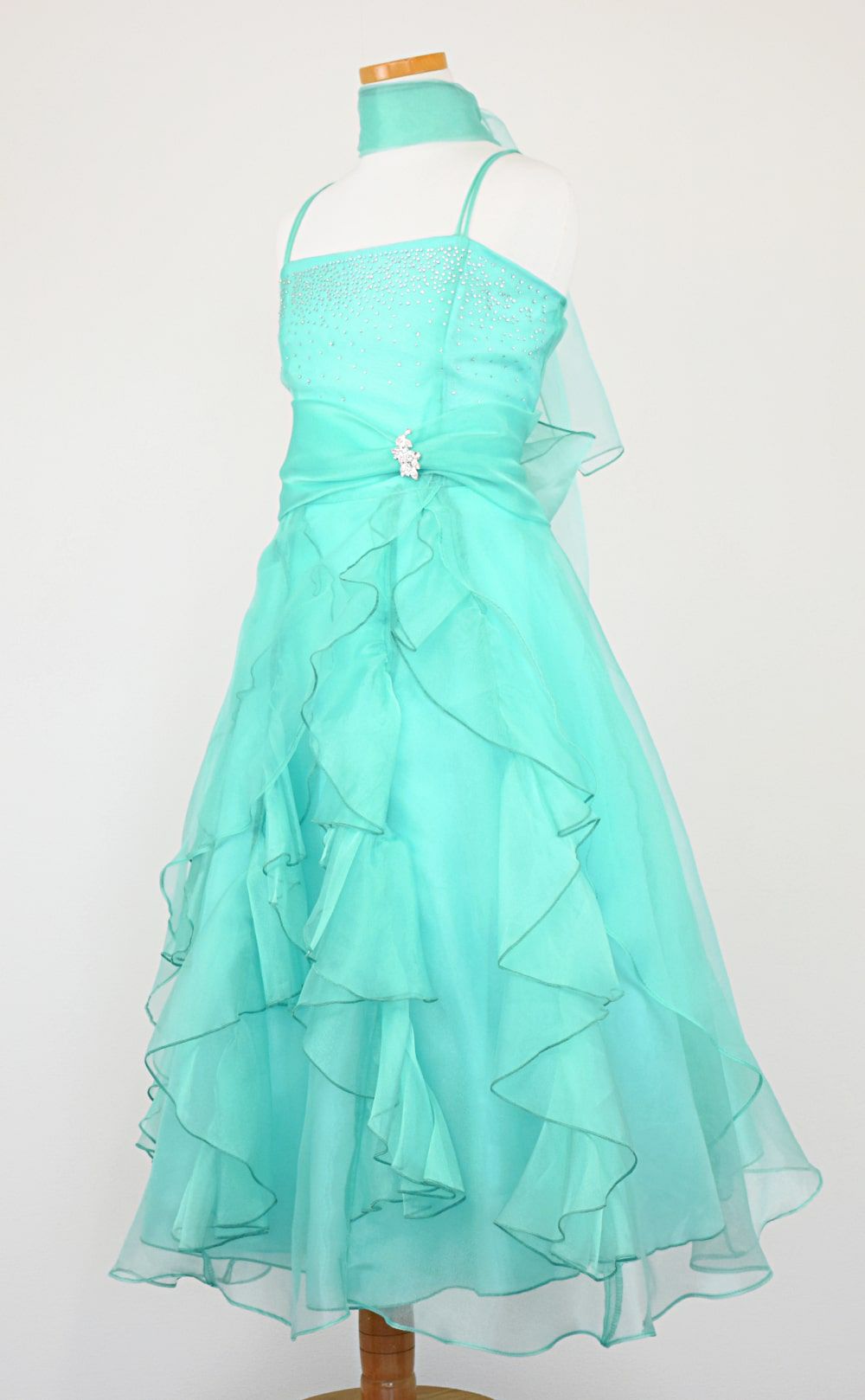 ピアノ発表会や結婚式にぴったりのブルーカラーの女の子用キッズドレス。シンプルで美しいシルエットが魅力のAngel's Closetの子供ドレス レンタル商品（【レンタル】ラインストーン＆オーガンジーレイヤードフリル子供ドレス(HC734)ティファニーブルー）｜画像4