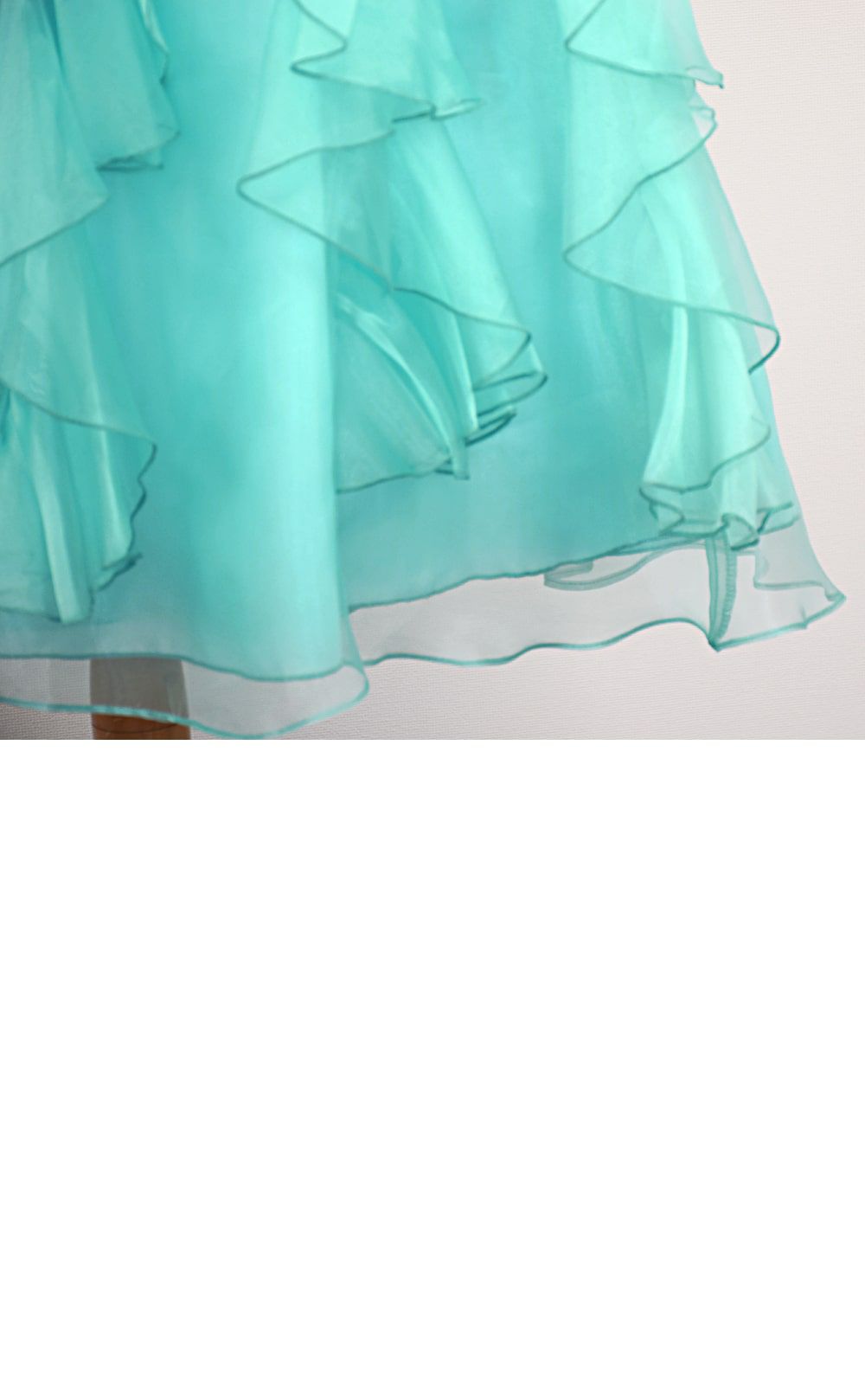 ピアノ発表会や結婚式にぴったりのブルーカラーの女の子用キッズドレス。シンプルで美しいシルエットが魅力のAngel's Closetの子供ドレス レンタル商品（【レンタル】ラインストーン＆オーガンジーレイヤードフリル子供ドレス(HC734)ティファニーブルー）｜画像6