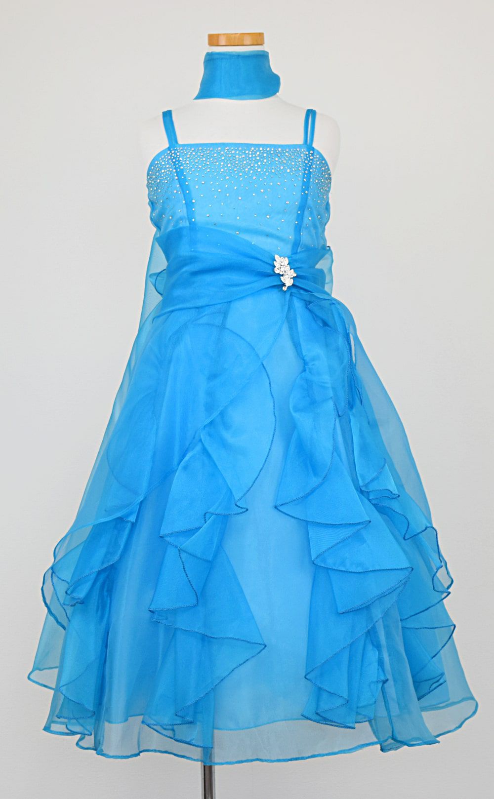 ピアノ発表会や結婚式にぴったりのカラーの女の子用キッズドレス。シンプルで美しいシルエットが魅力のAngel's Closetの子供ドレス レンタル商品（【レンタル】ラインストーン＆オーガンジーレイヤードフリル子供ドレス(HC734)ターコイズ）｜画像3
