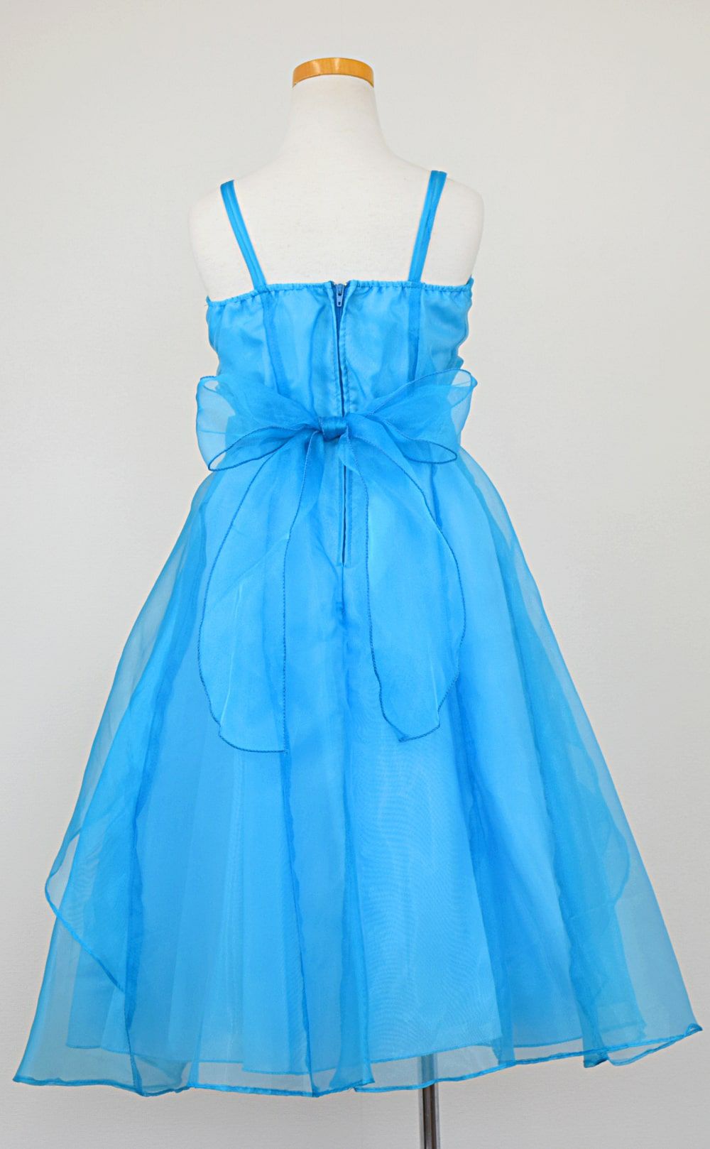 ピアノ発表会や結婚式にぴったりのカラーの女の子用キッズドレス。シンプルで美しいシルエットが魅力のAngel's Closetの子供ドレス レンタル商品（【レンタル】ラインストーン＆オーガンジーレイヤードフリル子供ドレス(HC734)ターコイズ）｜画像5