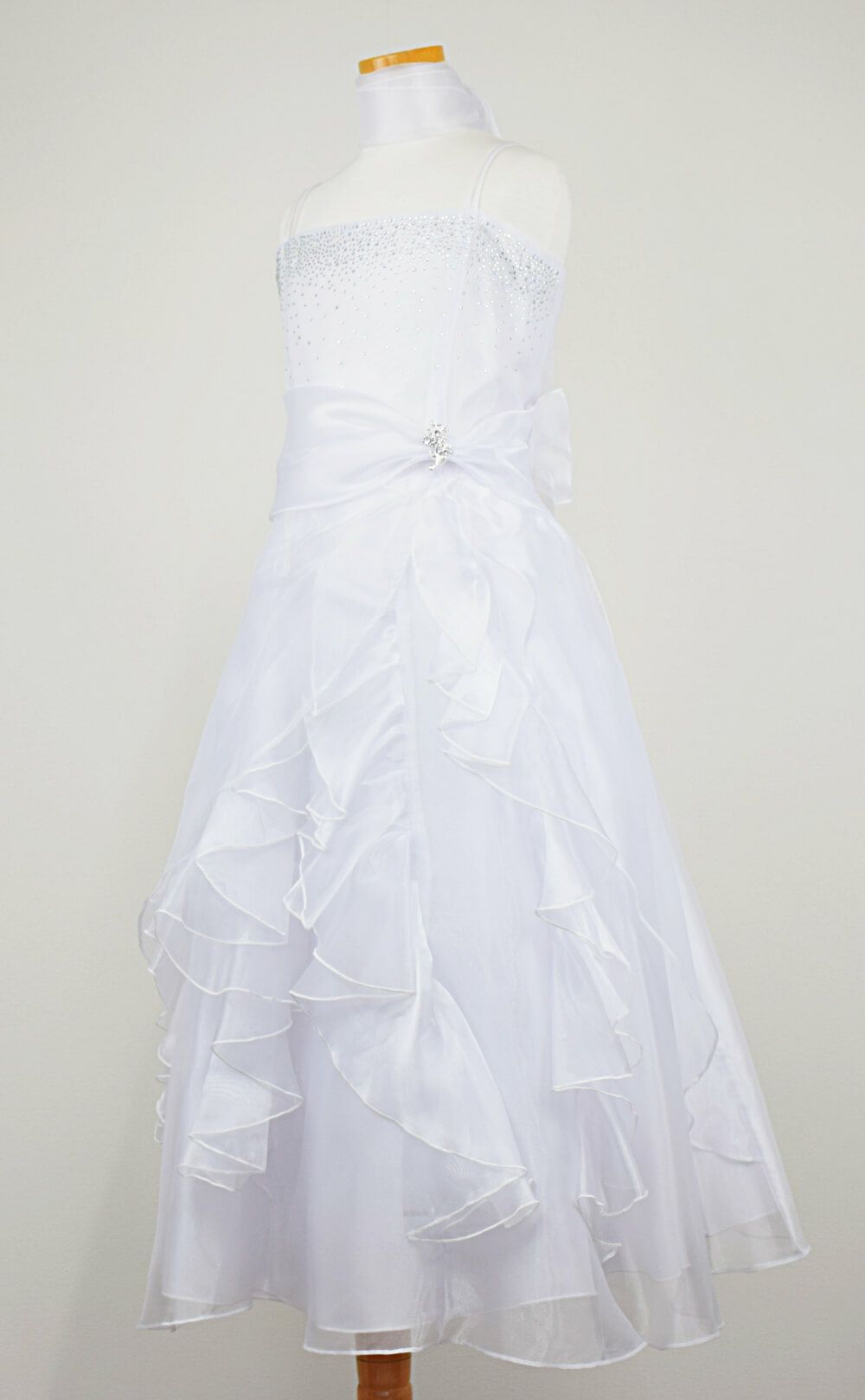 ピアノ発表会や結婚式にぴったりのホワイトカラーの女の子用キッズドレス。シンプルで美しいシルエットが魅力のAngel's Closetの子供ドレス レンタル商品（【レンタル】ラインストーン＆オーガンジーレイヤードフリル子供ドレス(HC734)ホワイト）｜画像4