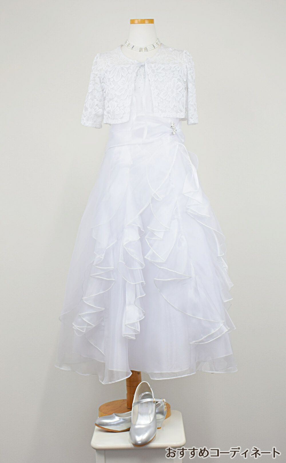 ピアノ発表会や結婚式にぴったりのホワイトカラーの女の子用キッズドレス。シンプルで美しいシルエットが魅力のAngel's Closetの子供ドレス レンタル商品（【レンタル】ラインストーン＆オーガンジーレイヤードフリル子供ドレス(HC734)ホワイト）｜画像10