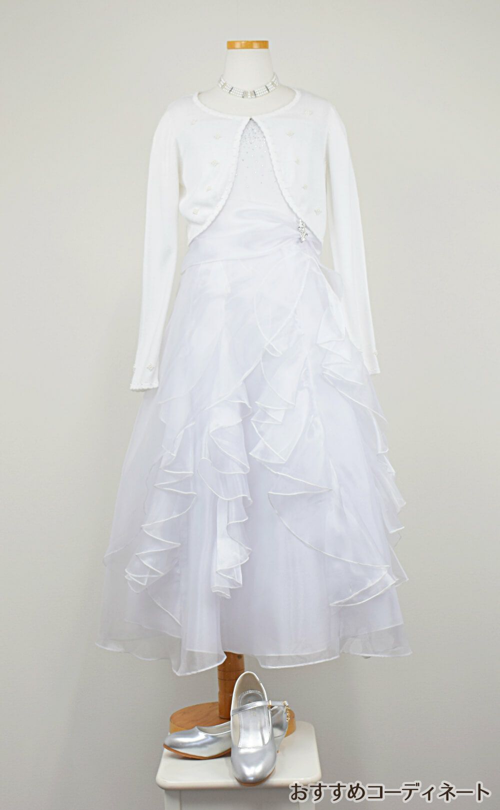 ピアノ発表会や結婚式にぴったりのホワイトカラーの女の子用キッズドレス。シンプルで美しいシルエットが魅力のAngel's Closetの子供ドレス レンタル商品（【レンタル】ラインストーン＆オーガンジーレイヤードフリル子供ドレス(HC734)ホワイト）｜画像11