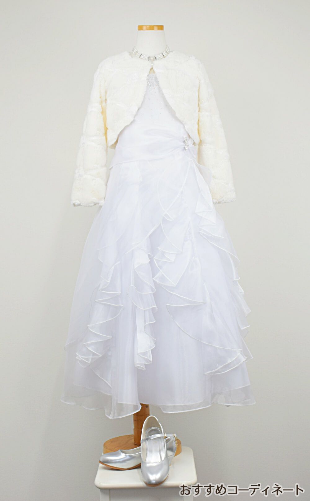 ピアノ発表会や結婚式にぴったりのホワイトカラーの女の子用キッズドレス。シンプルで美しいシルエットが魅力のAngel's Closetの子供ドレス レンタル商品（【レンタル】ラインストーン＆オーガンジーレイヤードフリル子供ドレス(HC734)ホワイト）｜画像12