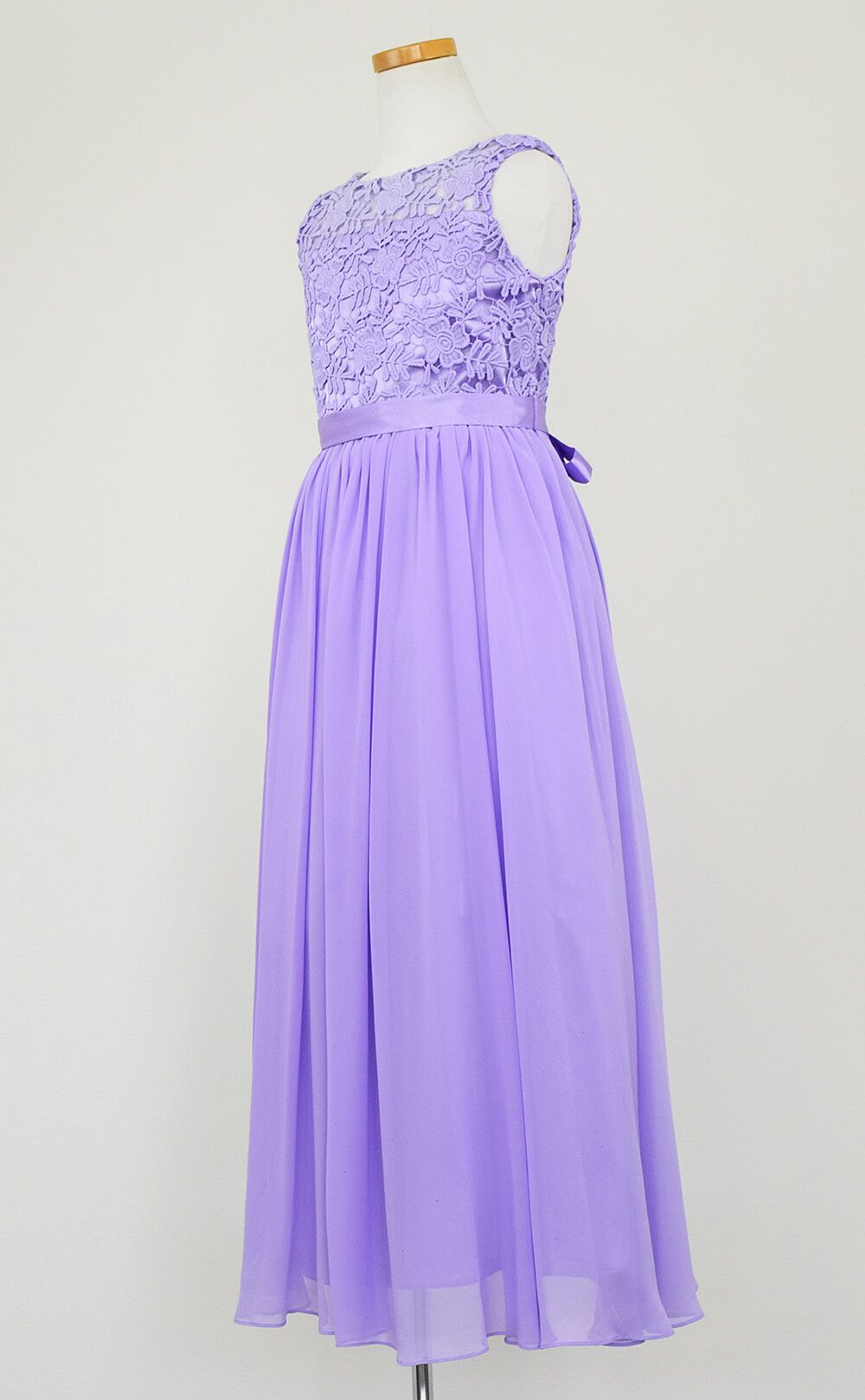 ピアノ発表会や結婚式にぴったりのライラックカラーの女の子用キッズドレス。シンプルで美しいシルエットが魅力のAngel's Closetの子供ドレス レンタル商品（【レンタル】エレガント3Dレースシフォンロング子供ドレス(CDC5006)ライラック）｜画像4