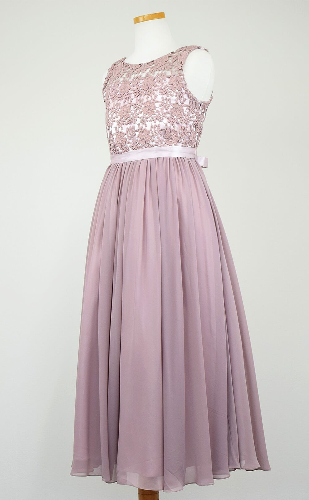 ピアノ発表会や結婚式にぴったりのピンクカラーの女の子用キッズドレス。シンプルで美しいシルエットが魅力のAngel's Closetの子供ドレス レンタル商品（【レンタル】エレガント3Dレースシフォンロング子供ドレス(CDC5006)ダスティピンク）｜画像4