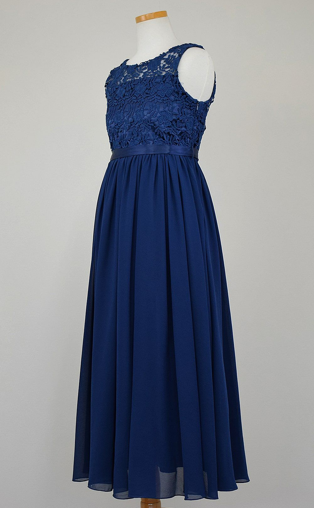 ピアノ発表会や結婚式にぴったりのネイビーカラーの女の子用キッズドレス。シンプルで美しいシルエットが魅力のAngel's Closetの子供ドレス レンタル商品（【レンタル】エレガント3Dレースシフォンロング子供ドレス(CDC5006)ネイビー）｜画像4