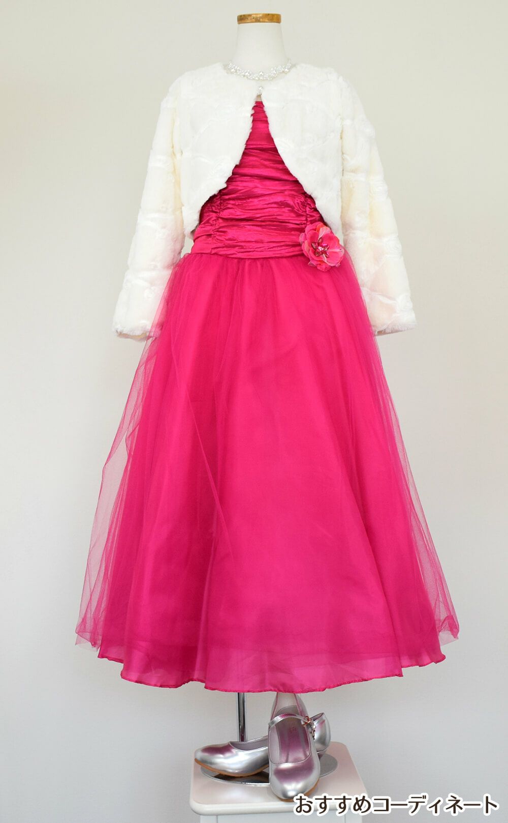 ピアノ発表会や結婚式にぴったりのカラーの女の子用キッズドレス。シンプルで美しいシルエットが魅力のAngel's Closetの子供ドレス レンタル商品（【レンタル】クリンクルタフタ＆チュールロング子供ドレス（コルセットバック）(CDC4001)フクシア）｜画像12