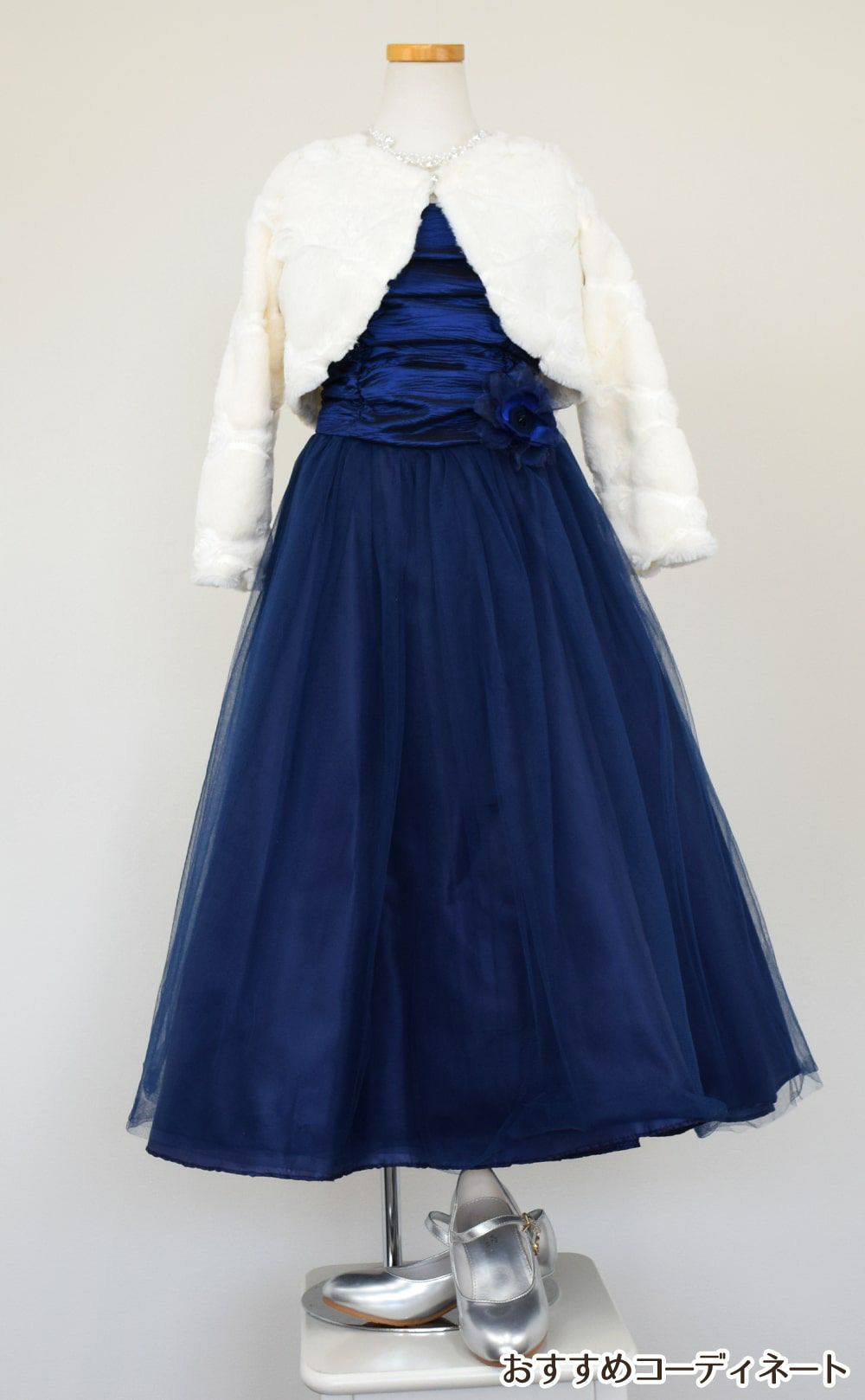 ピアノ発表会や結婚式にぴったりのネイビーカラーの女の子用キッズドレス。シンプルで美しいシルエットが魅力のAngel's Closetの子供ドレス レンタル商品（【レンタル】クリンクルタフタ＆チュールロング子供ドレス（コルセットバック）(CDC4001)ネイビー）｜画像12