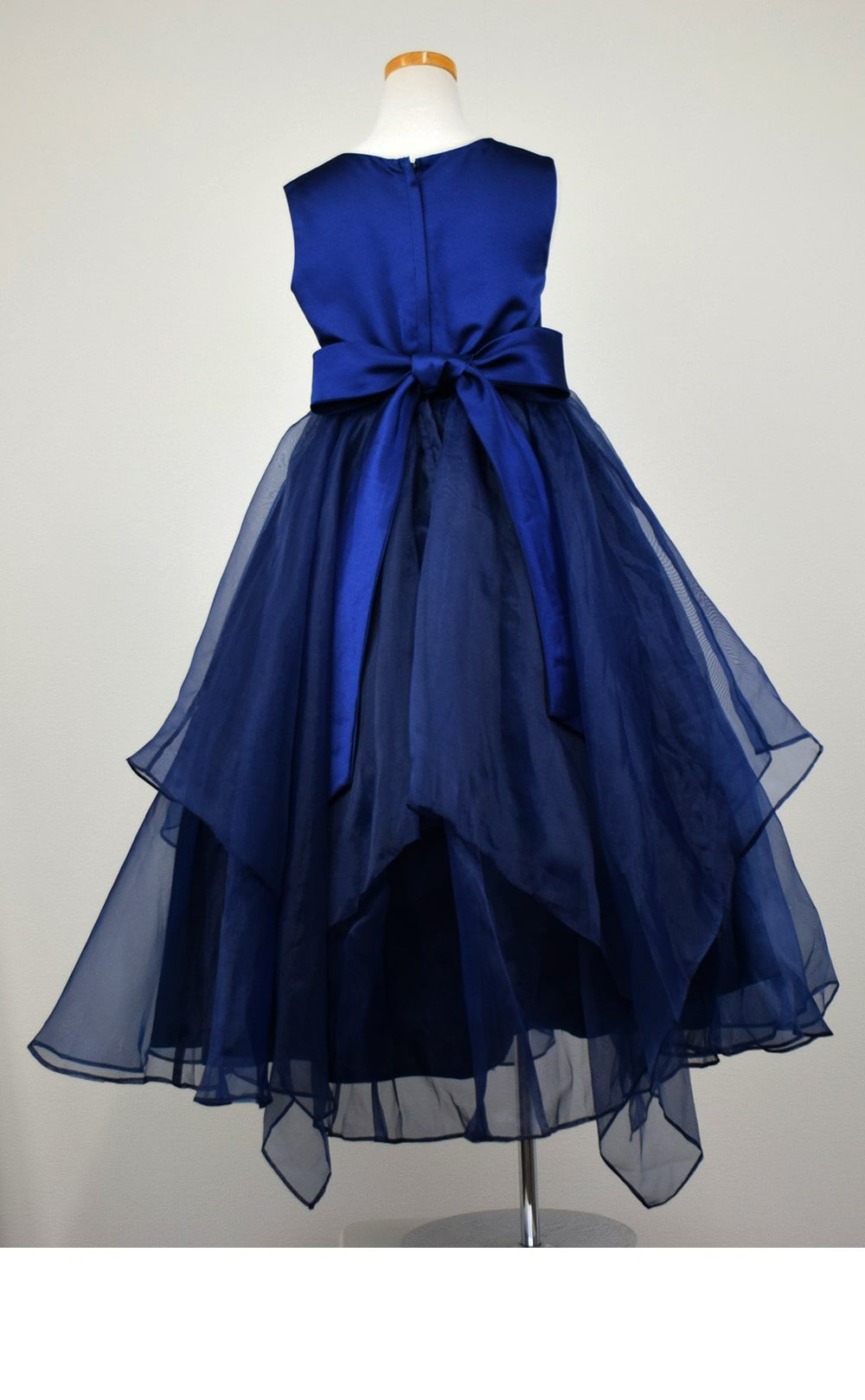 ピアノ発表会や結婚式にぴったりのネイビーカラーの女の子用キッズドレス。シンプルで美しいシルエットが魅力のAngel's Closetの子供ドレス レンタル商品（【レンタル】リボンビーズ刺繍＆フェミニンオーガンジーロング子供ドレス(YP155)ネイビー）｜画像5