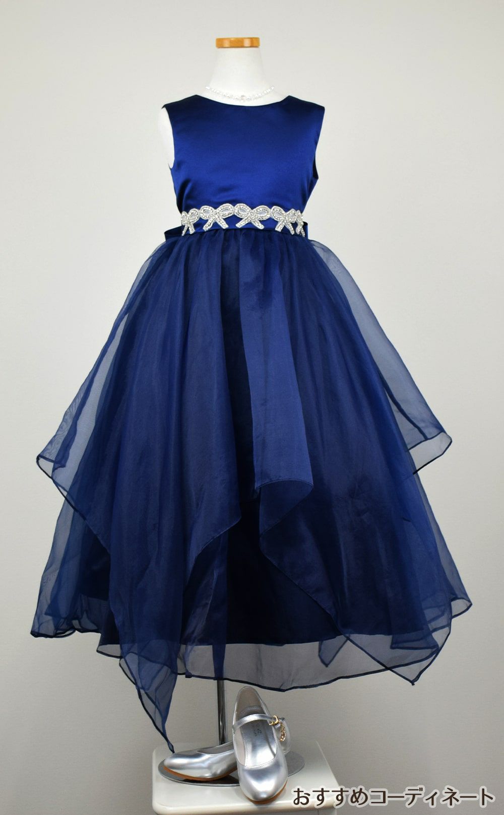 ピアノ発表会や結婚式にぴったりのネイビーカラーの女の子用キッズドレス。シンプルで美しいシルエットが魅力のAngel's Closetの子供ドレス レンタル商品（【レンタル】リボンビーズ刺繍＆フェミニンオーガンジーロング子供ドレス(YP155)ネイビー）｜画像9