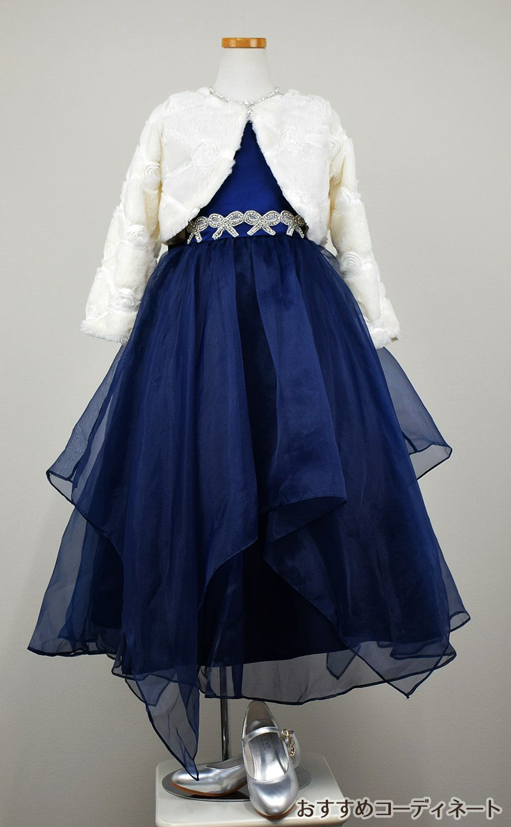 ピアノ発表会や結婚式にぴったりのネイビーカラーの女の子用キッズドレス。シンプルで美しいシルエットが魅力のAngel's Closetの子供ドレス レンタル商品（【レンタル】リボンビーズ刺繍＆フェミニンオーガンジーロング子供ドレス(YP155)ネイビー）｜画像11