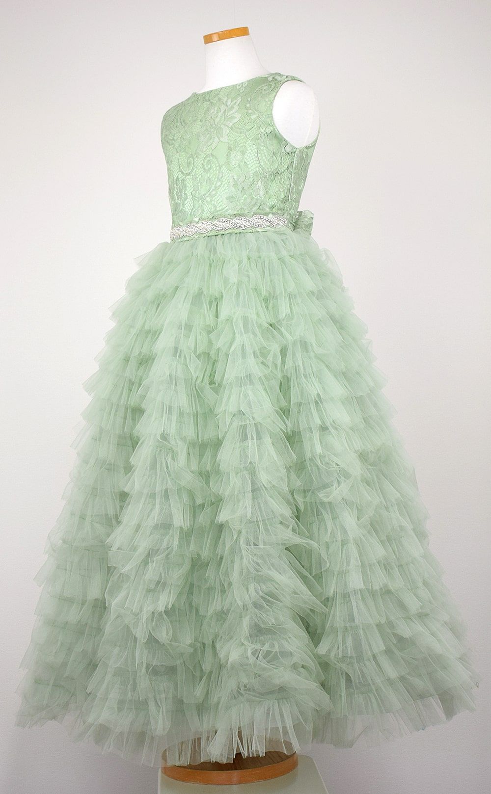 ピアノ発表会や結婚式にぴったりのカラーの女の子用キッズドレス。シンプルで美しいシルエットが魅力のAngel's Closetの子供ドレス レンタル商品（【レンタル】ボタニカルレース＆ラインストーンベルトティアードチュール子供ドレス(YP156)セージ）｜画像4