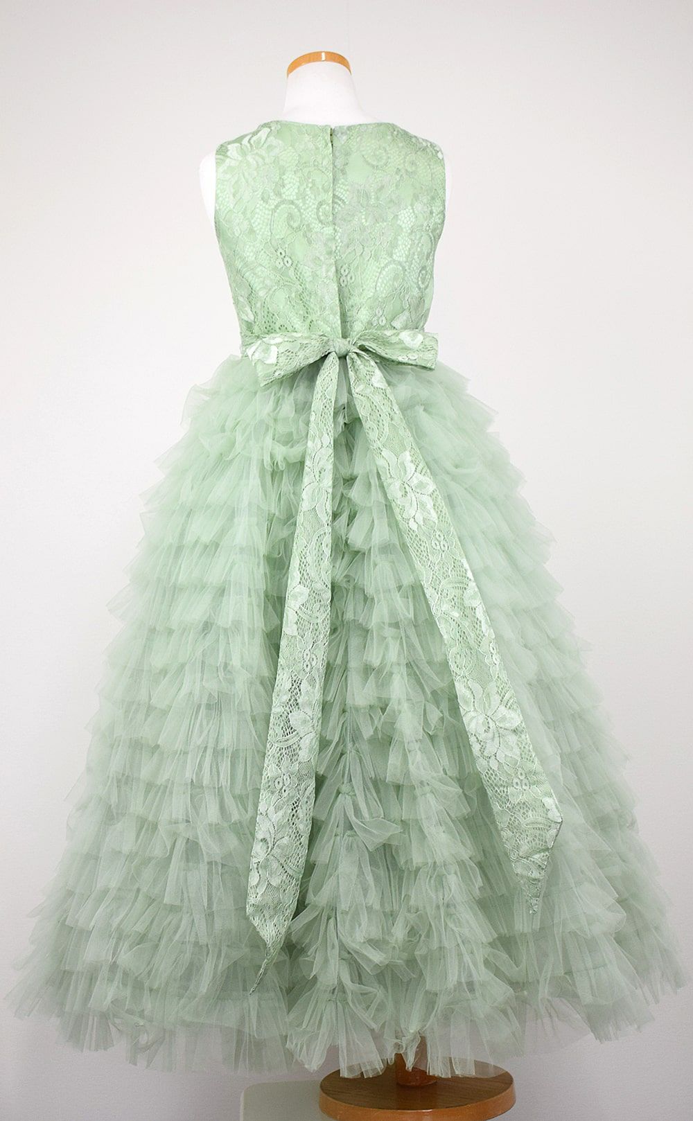 ピアノ発表会や結婚式にぴったりのカラーの女の子用キッズドレス。シンプルで美しいシルエットが魅力のAngel's Closetの子供ドレス レンタル商品（【レンタル】ボタニカルレース＆ラインストーンベルトティアードチュール子供ドレス(YP156)セージ）｜画像5