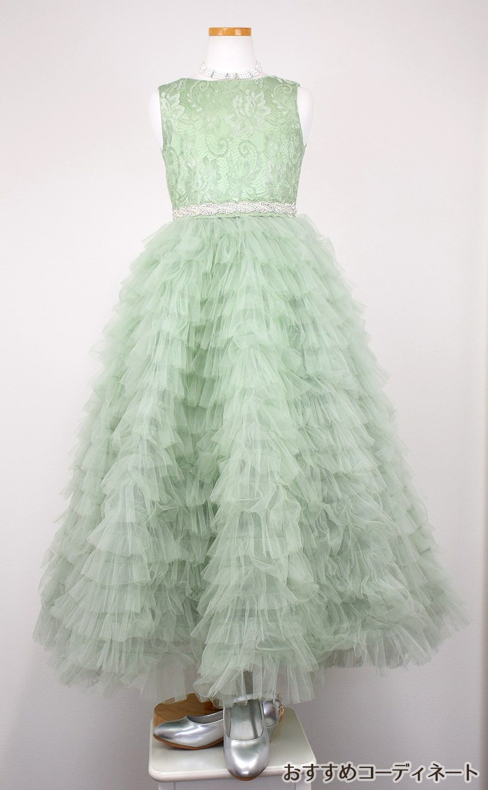 ピアノ発表会や結婚式にぴったりのカラーの女の子用キッズドレス。シンプルで美しいシルエットが魅力のAngel's Closetの子供ドレス レンタル商品（【レンタル】ボタニカルレース＆ラインストーンベルトティアードチュール子供ドレス(YP156)セージ）｜画像9