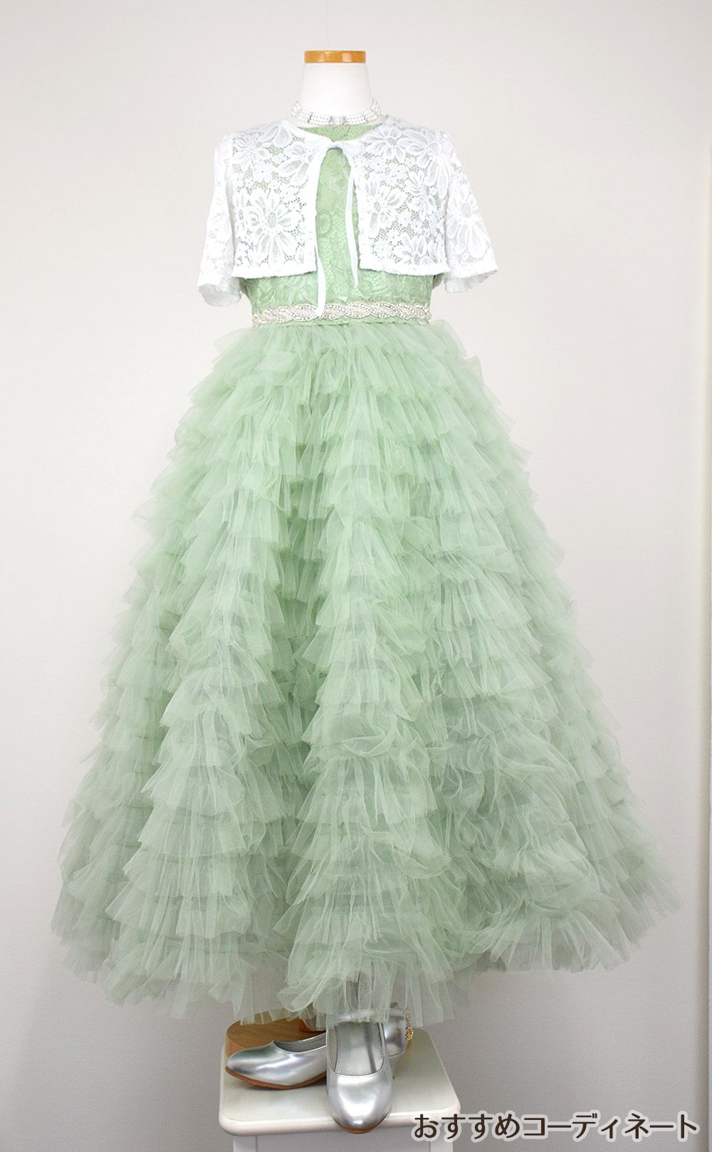 ピアノ発表会や結婚式にぴったりのカラーの女の子用キッズドレス。シンプルで美しいシルエットが魅力のAngel's Closetの子供ドレス レンタル商品（【レンタル】ボタニカルレース＆ラインストーンベルトティアードチュール子供ドレス(YP156)セージ）｜画像10