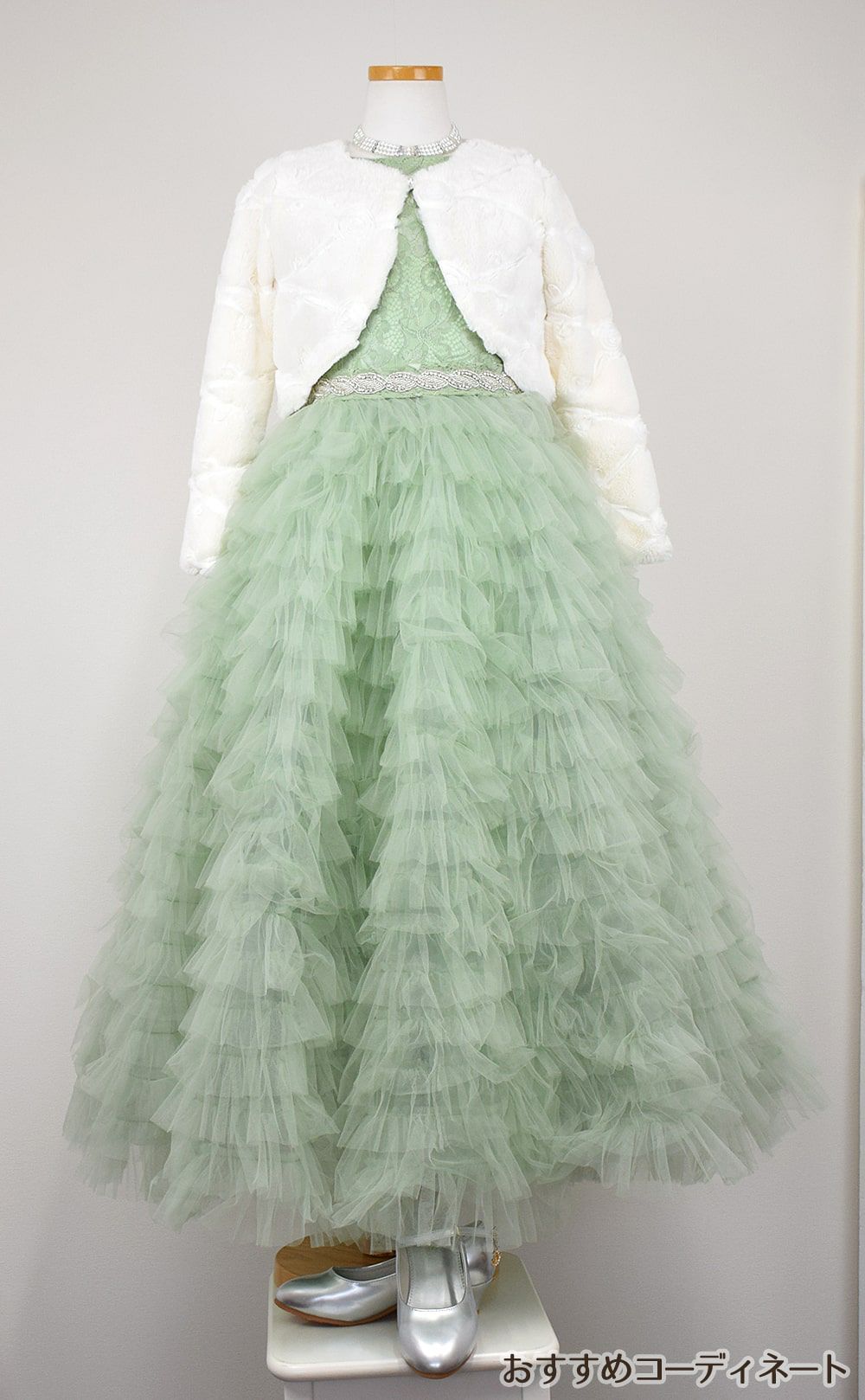 ピアノ発表会や結婚式にぴったりのカラーの女の子用キッズドレス。シンプルで美しいシルエットが魅力のAngel's Closetの子供ドレス レンタル商品（【レンタル】ボタニカルレース＆ラインストーンベルトティアードチュール子供ドレス(YP156)セージ）｜画像12