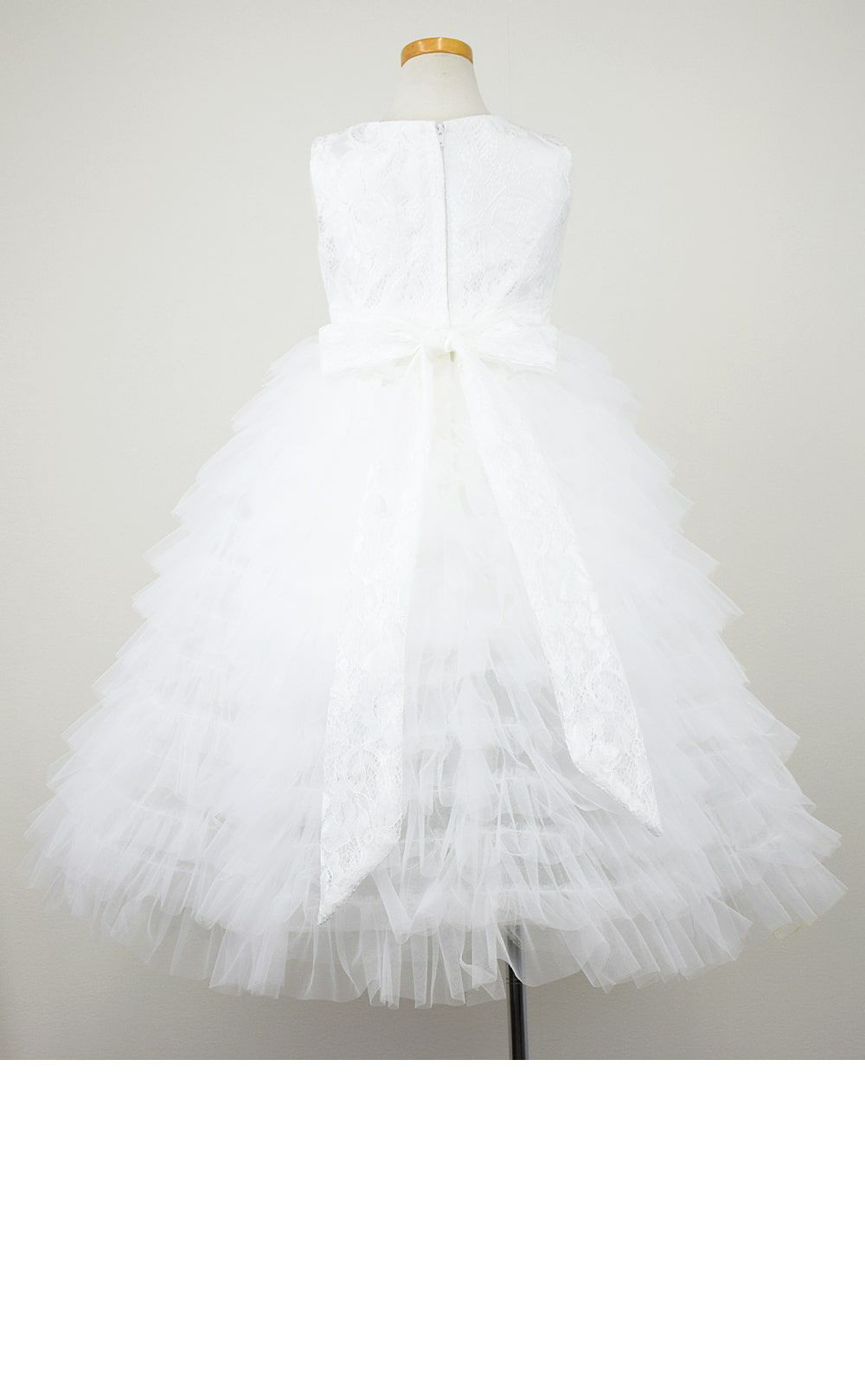 ピアノ発表会や結婚式にぴったりのホワイトカラーの女の子用キッズドレス。シンプルで美しいシルエットが魅力のAngel's Closetの子供ドレス レンタル商品（【レンタル】ボタニカルレース＆ラインストーンベルトティアードチュール子供ドレス(YP156)ホワイト）｜画像5