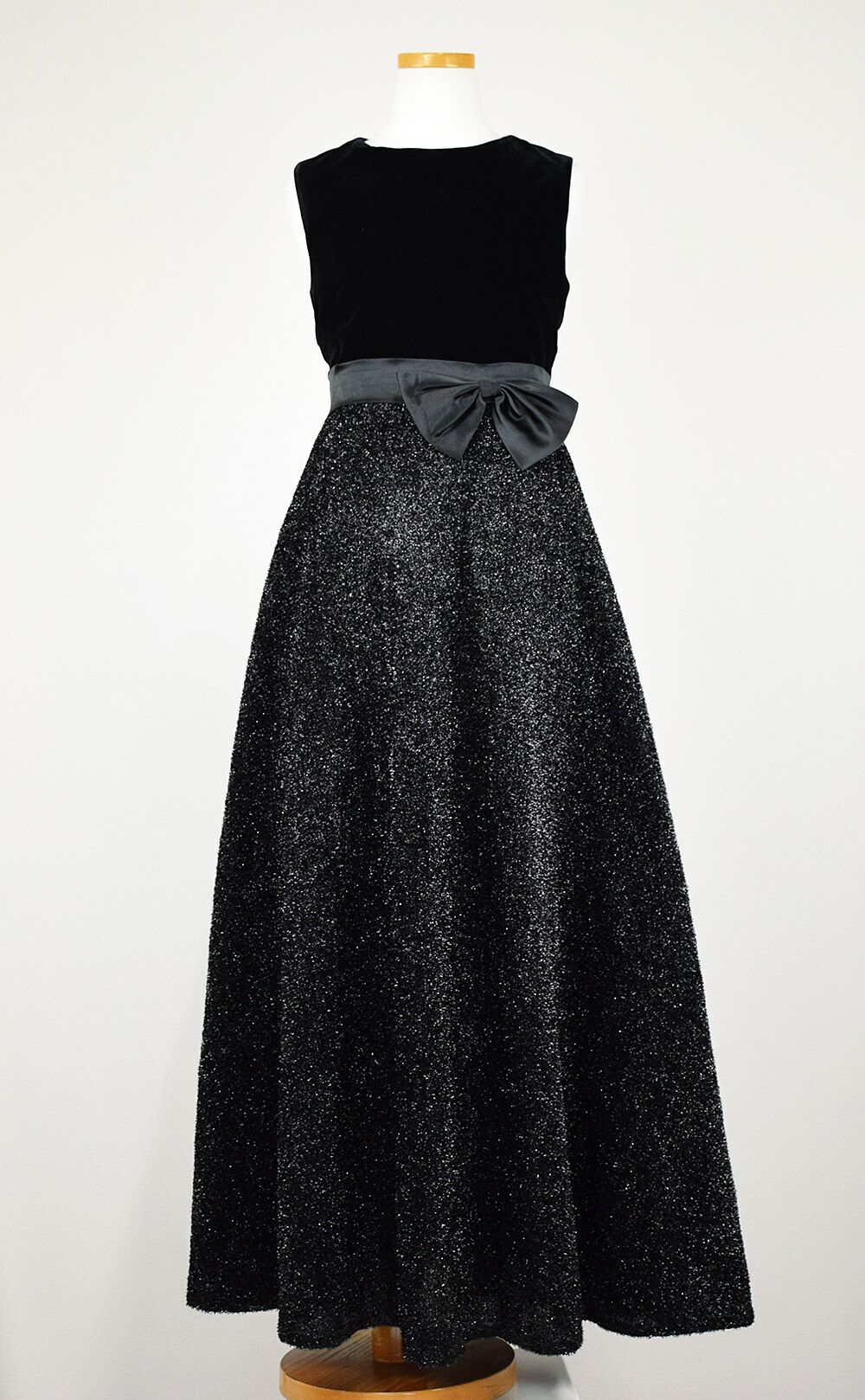 ピアノ発表会や結婚式にぴったりのブラックカラーの女の子用キッズドレス。シンプルで美しいシルエットが魅力のAngel's Closetの子供ドレス レンタル商品（【レンタル】ブラックベルベット＆煌めくＡラインロングドレス※ウエストリボン結び型(YP157)ブラック）｜画像3