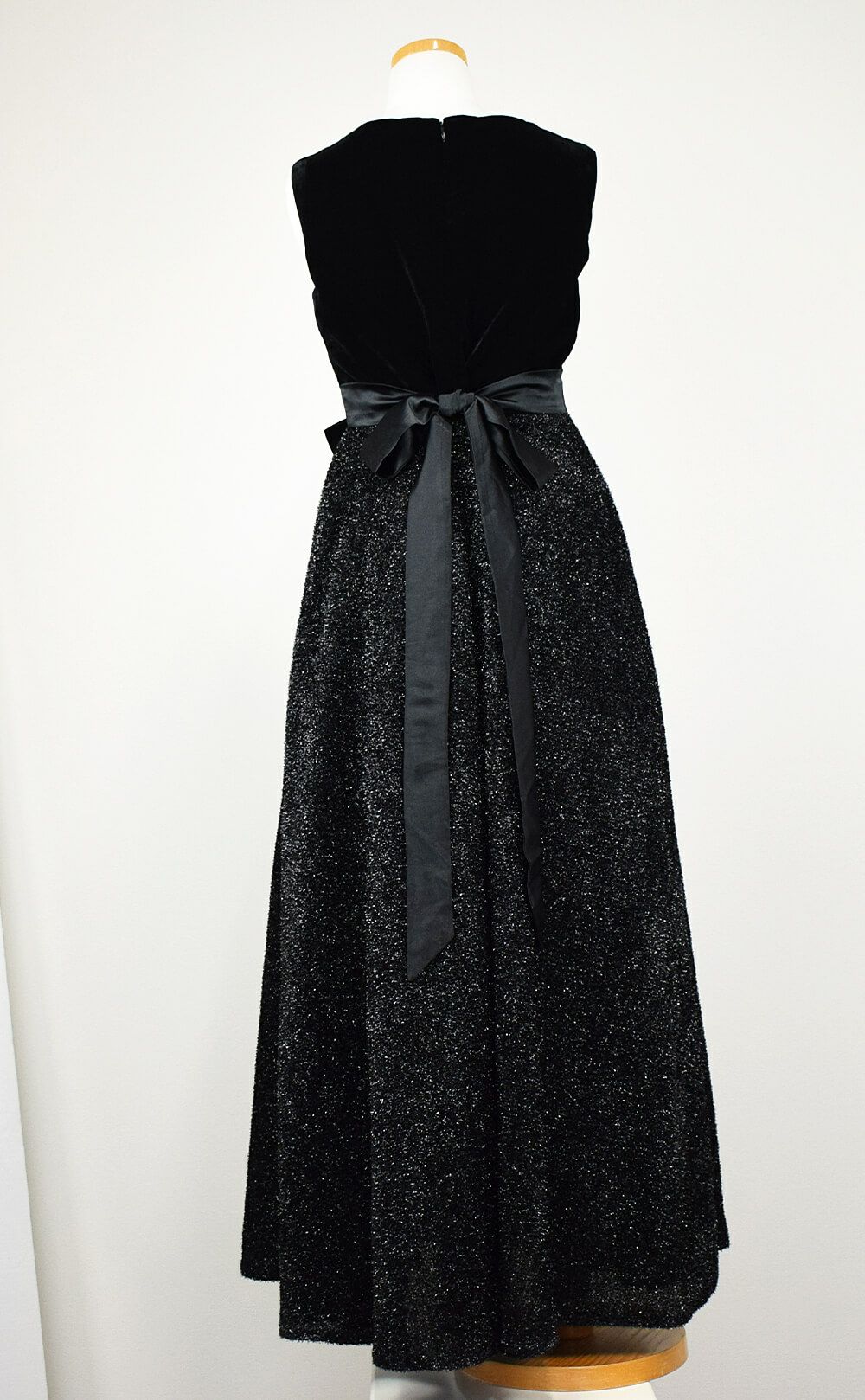 ピアノ発表会や結婚式にぴったりのブラックカラーの女の子用キッズドレス。シンプルで美しいシルエットが魅力のAngel's Closetの子供ドレス レンタル商品（【レンタル】ブラックベルベット＆煌めくＡラインロングドレス※ウエストリボン結び型(YP157)ブラック）｜画像5