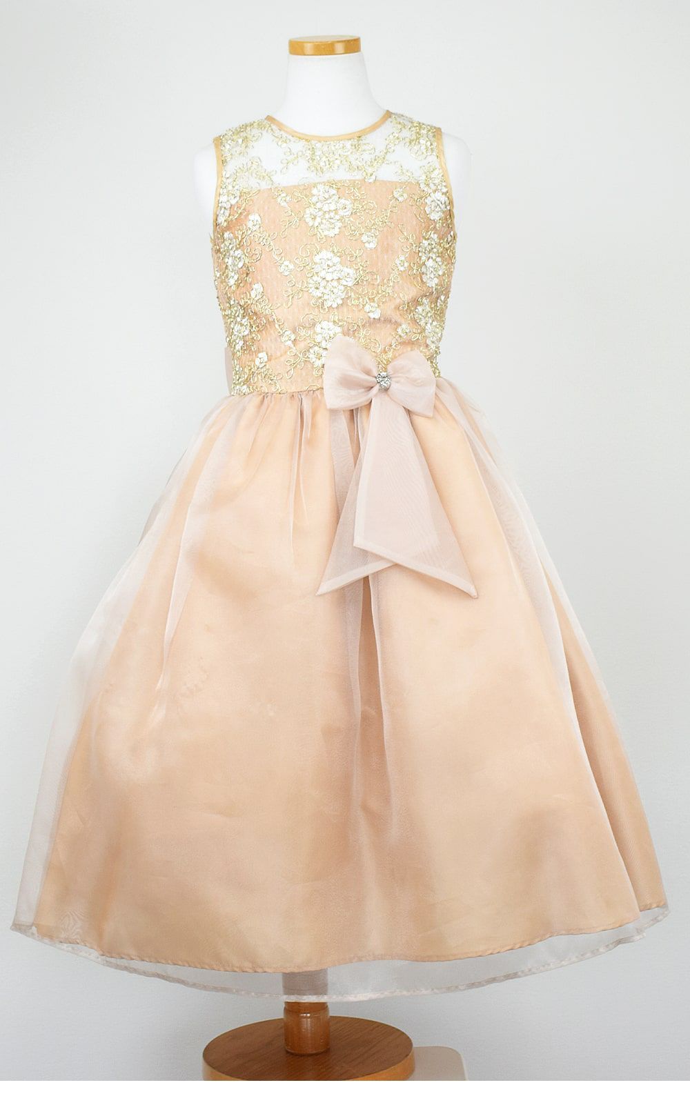 ピアノ発表会や結婚式にぴったりのカラーの女の子用キッズドレス。シンプルで美しいシルエットが魅力のAngel's Closetの子供ドレス レンタル商品（【レンタル】レース＆メタル刺繍オーガンジー子供ドレス（リボンコサージュ付）(CC2461)シャンパン）｜画像3