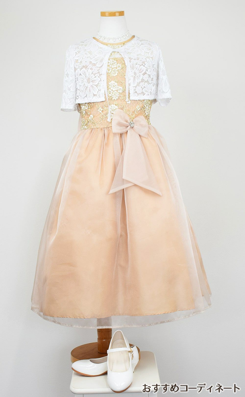 ピアノ発表会や結婚式にぴったりのカラーの女の子用キッズドレス。シンプルで美しいシルエットが魅力のAngel's Closetの子供ドレス レンタル商品（【レンタル】レース＆メタル刺繍オーガンジー子供ドレス（リボンコサージュ付）(CC2461)シャンパン）｜画像9