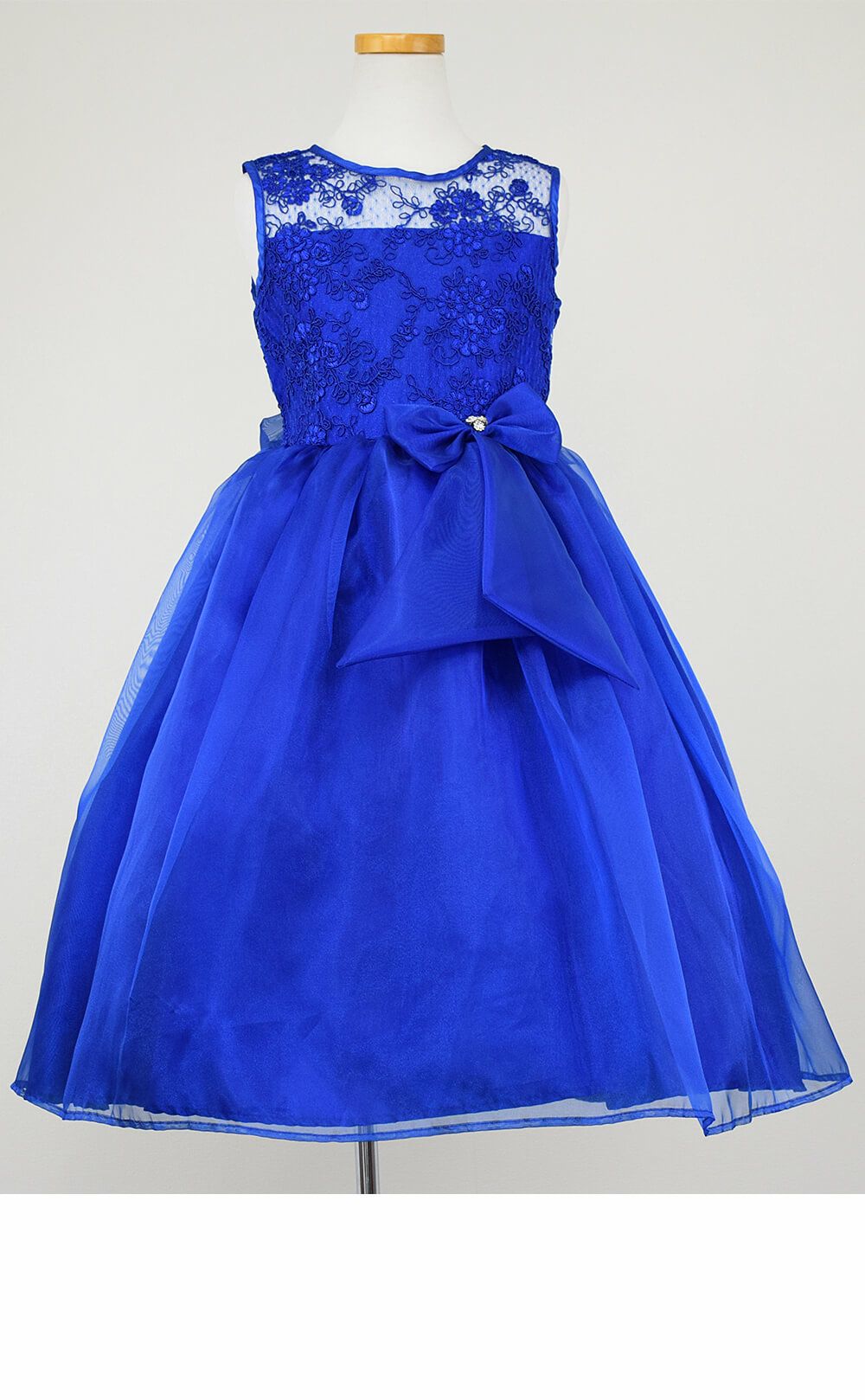 ピアノ発表会や結婚式にぴったりのブルーカラーの女の子用キッズドレス。シンプルで美しいシルエットが魅力のAngel's Closetの子供ドレス レンタル商品（【レンタル】レース＆メタル刺繍オーガンジー子供ドレス（リボンコサージュ付）(CC2461)ロイヤルブルー）｜画像3