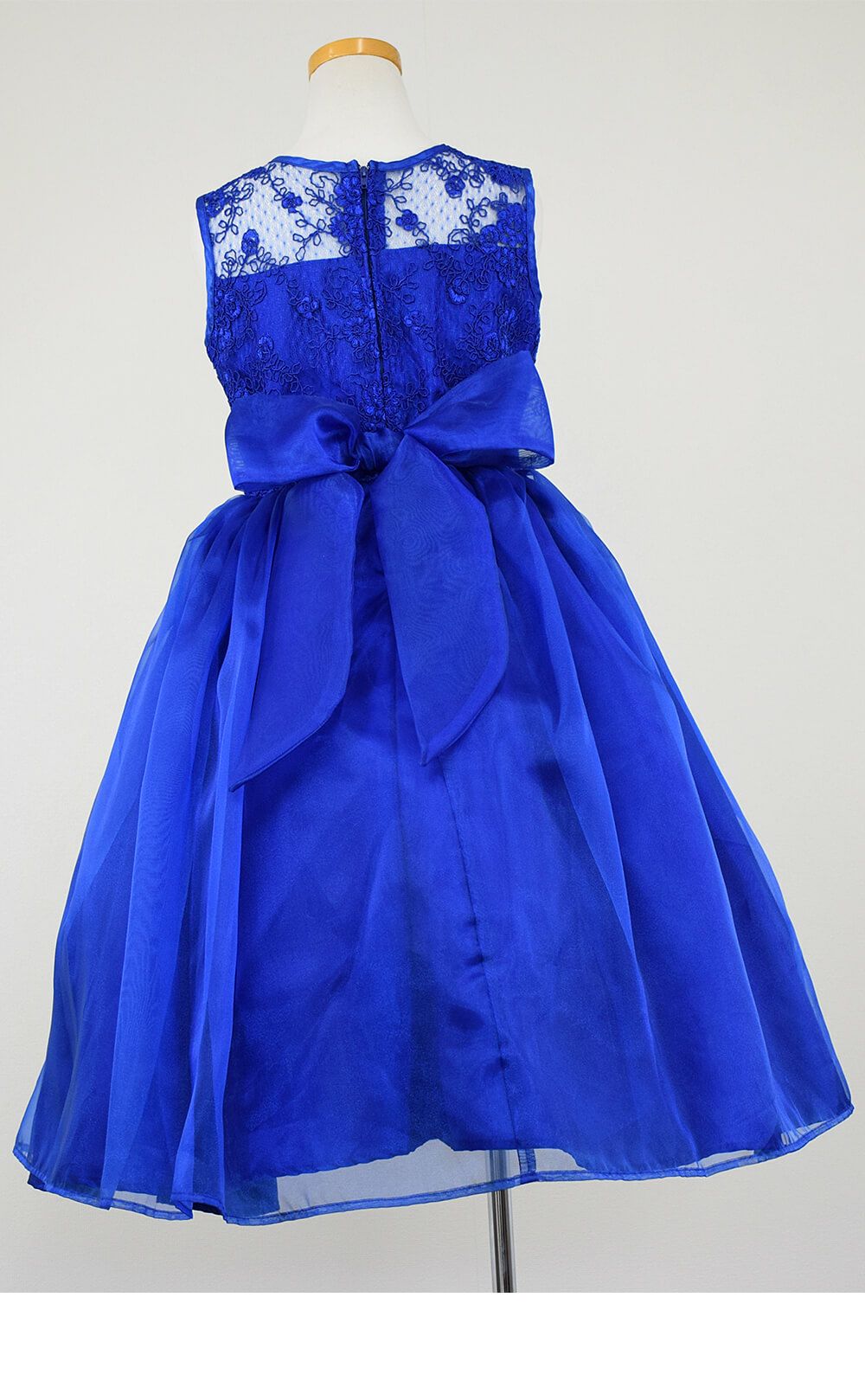 ピアノ発表会や結婚式にぴったりのブルーカラーの女の子用キッズドレス。シンプルで美しいシルエットが魅力のAngel's Closetの子供ドレス レンタル商品（【レンタル】レース＆メタル刺繍オーガンジー子供ドレス（リボンコサージュ付）(CC2461)ロイヤルブルー）｜画像5