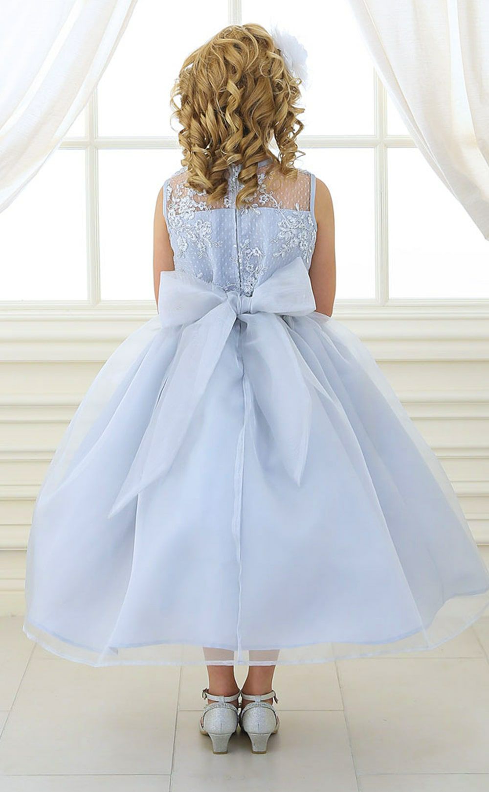 ピアノ発表会や結婚式にぴったりのブルーカラーの女の子用キッズドレス。シンプルで美しいシルエットが魅力のAngel's Closetの子供ドレス レンタル商品（【レンタル】レース＆メタル刺繍オーガンジー子供ドレス（リボンコサージュ付）(CC2461)ロイヤルブルー）｜画像14