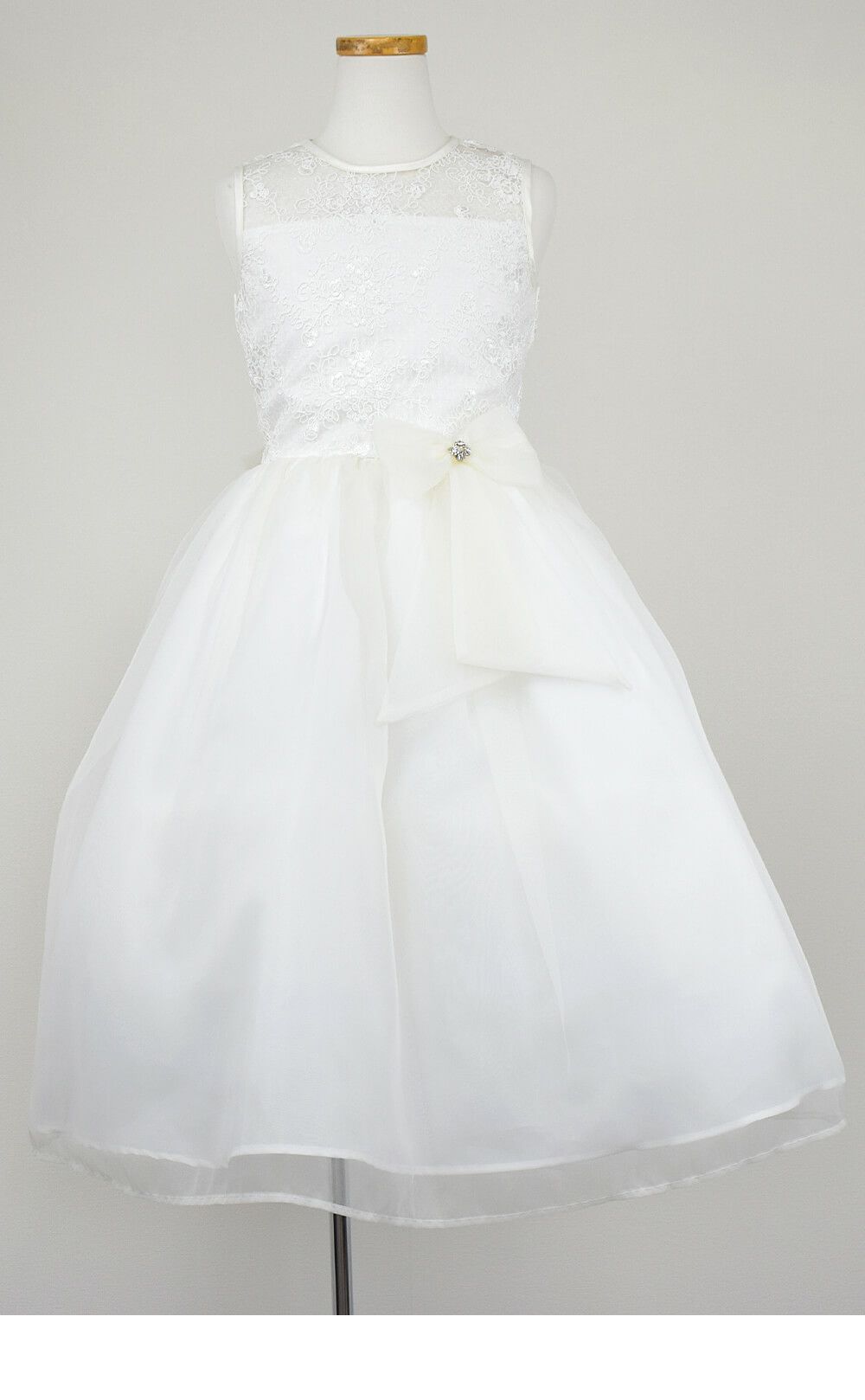 ピアノ発表会や結婚式にぴったりのカラーの女の子用キッズドレス。シンプルで美しいシルエットが魅力のAngel's Closetの子供ドレス レンタル商品（【レンタル】レース＆メタル刺繍オーガンジー子供ドレス（リボンコサージュ付）(CC2461)アイボリー）｜画像3