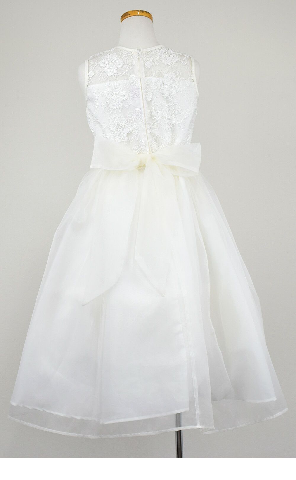ピアノ発表会や結婚式にぴったりのカラーの女の子用キッズドレス。シンプルで美しいシルエットが魅力のAngel's Closetの子供ドレス レンタル商品（【レンタル】レース＆メタル刺繍オーガンジー子供ドレス（リボンコサージュ付）(CC2461)アイボリー）｜画像5