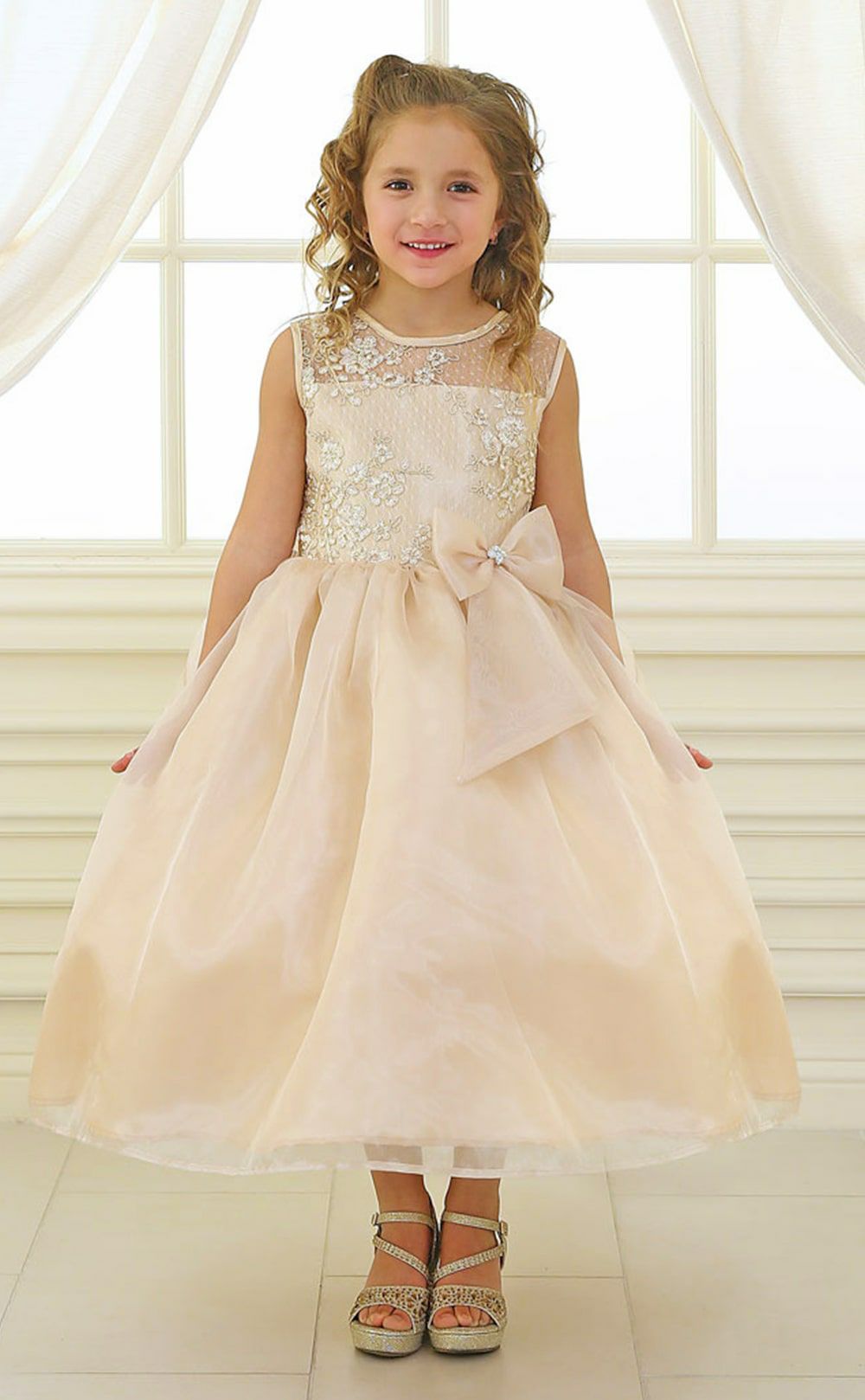 ピアノ発表会や結婚式にぴったりのカラーの女の子用キッズドレス。シンプルで美しいシルエットが魅力のAngel's Closetの子供ドレス レンタル商品（【レンタル】レース＆メタル刺繍オーガンジー子供ドレス（リボンコサージュ付）(CC2461)アイボリー）｜画像13