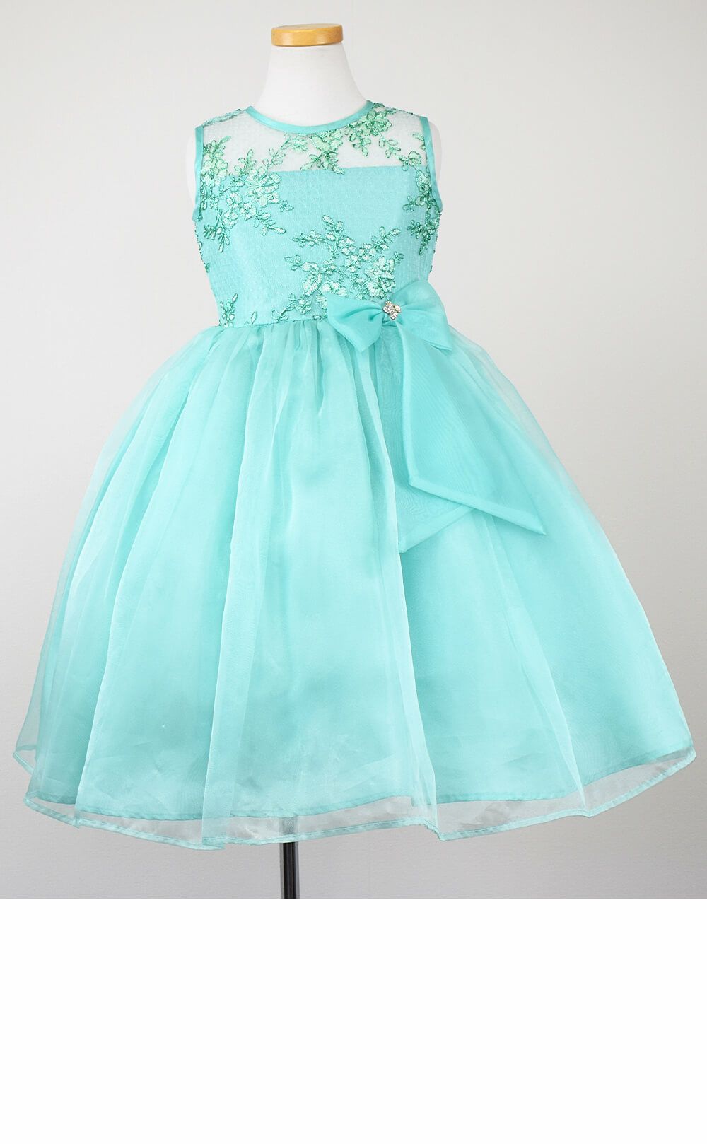 ピアノ発表会や結婚式にぴったりのカラーの女の子用キッズドレス。シンプルで美しいシルエットが魅力のAngel's Closetの子供ドレス レンタル商品（【レンタル】レース＆メタル刺繍オーガンジー子供ドレス（リボンコサージュ付）(CC2461)ミント）｜画像3