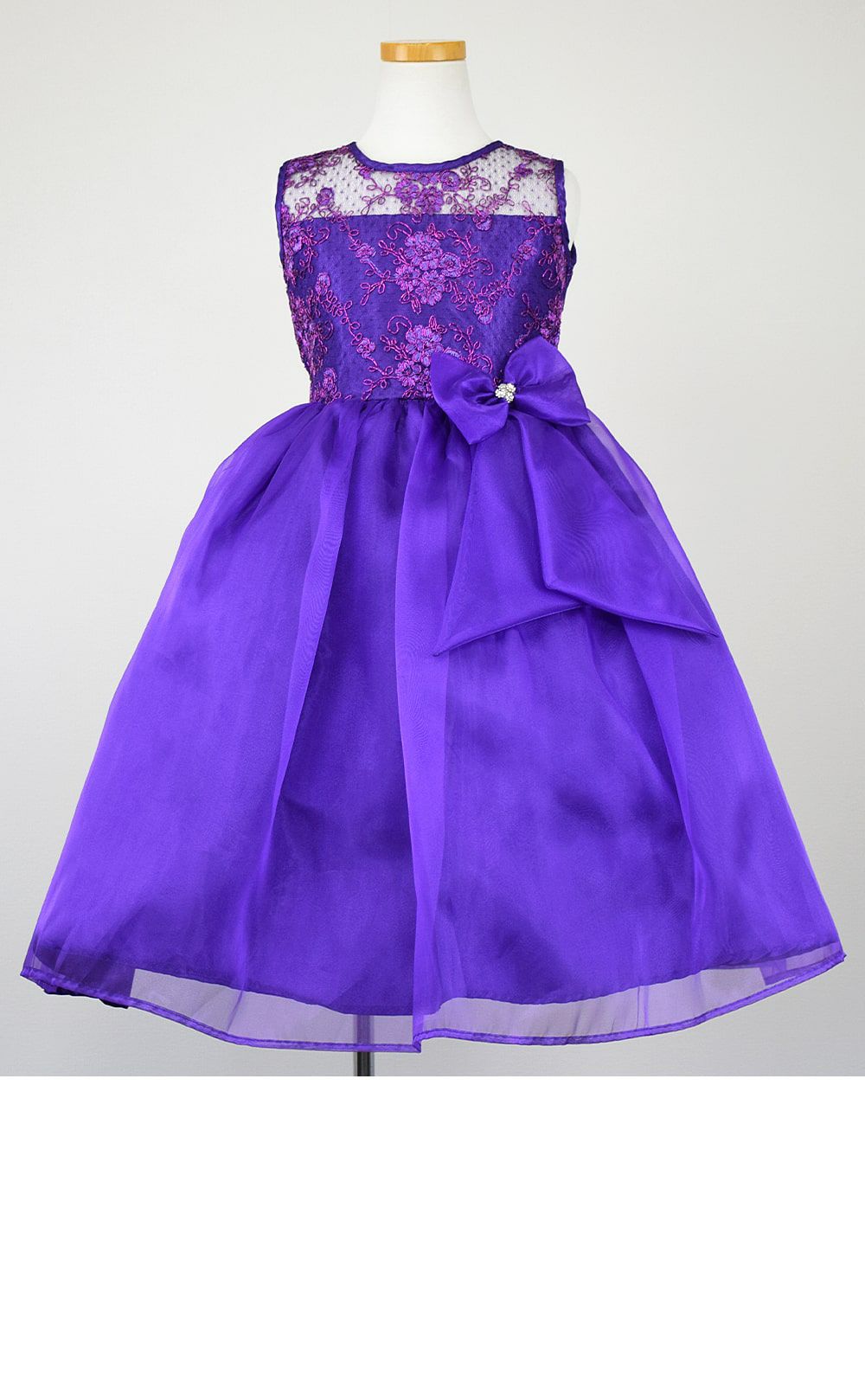 ピアノ発表会や結婚式にぴったりのカラーの女の子用キッズドレス。シンプルで美しいシルエットが魅力のAngel's Closetの子供ドレス レンタル商品（【レンタル】レース＆メタル刺繍オーガンジー子供ドレス（リボンコサージュ付）(CC2461)パープル）｜画像3