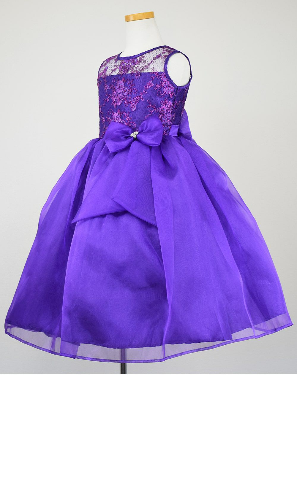 ピアノ発表会や結婚式にぴったりのカラーの女の子用キッズドレス。シンプルで美しいシルエットが魅力のAngel's Closetの子供ドレス レンタル商品（【レンタル】レース＆メタル刺繍オーガンジー子供ドレス（リボンコサージュ付）(CC2461)パープル）｜画像4