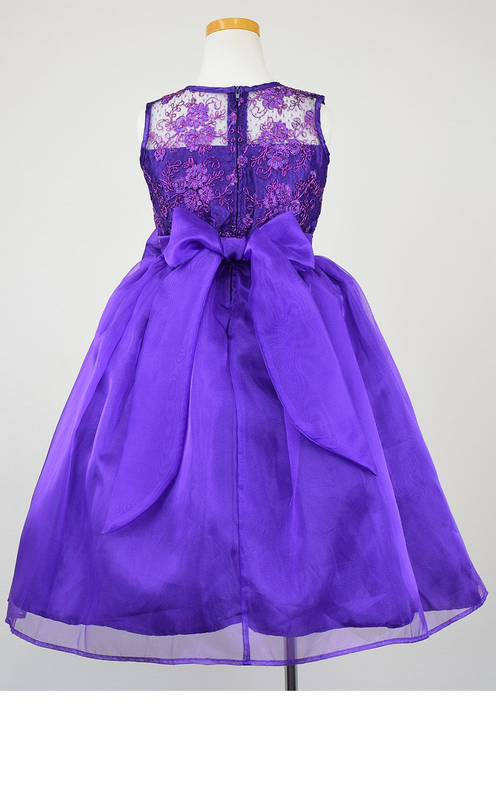 ピアノ発表会や結婚式にぴったりのカラーの女の子用キッズドレス。シンプルで美しいシルエットが魅力のAngel's Closetの子供ドレス レンタル商品（【レンタル】レース＆メタル刺繍オーガンジー子供ドレス（リボンコサージュ付）(CC2461)パープル）｜画像5