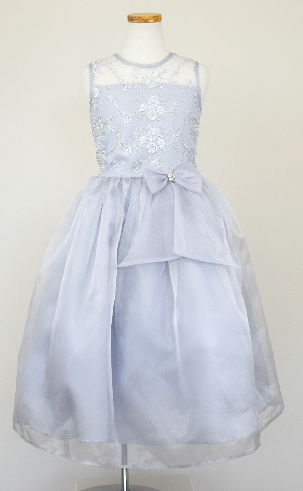 ピアノ発表会や結婚式にぴったりのカラーの女の子用キッズドレス。シンプルで美しいシルエットが魅力のAngel's Closetの子供ドレス レンタル商品（【レンタル】レース＆メタル刺繍オーガンジー子供ドレス（リボンコサージュ付）(CC2461)シルバー）｜画像3