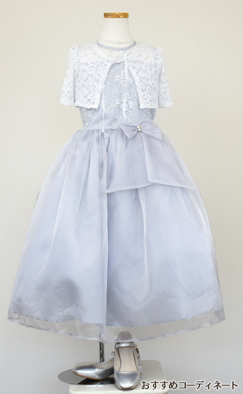 ピアノ発表会や結婚式にぴったりのカラーの女の子用キッズドレス。シンプルで美しいシルエットが魅力のAngel's Closetの子供ドレス レンタル商品（【レンタル】レース＆メタル刺繍オーガンジー子供ドレス（リボンコサージュ付）(CC2461)シルバー）｜画像9