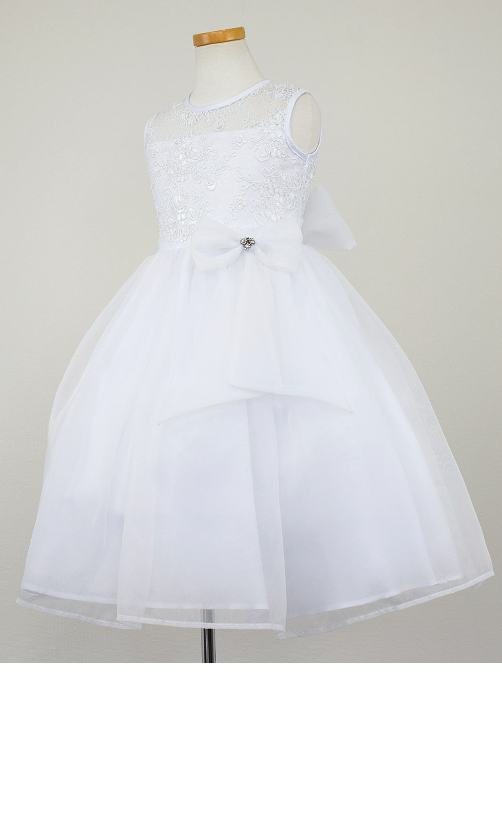 ピアノ発表会や結婚式にぴったりのホワイトカラーの女の子用キッズドレス。シンプルで美しいシルエットが魅力のAngel's Closetの子供ドレス レンタル商品（【レンタル】レース＆メタル刺繍オーガンジー子供ドレス（リボンコサージュ付）(CC2461)ホワイト）｜画像4