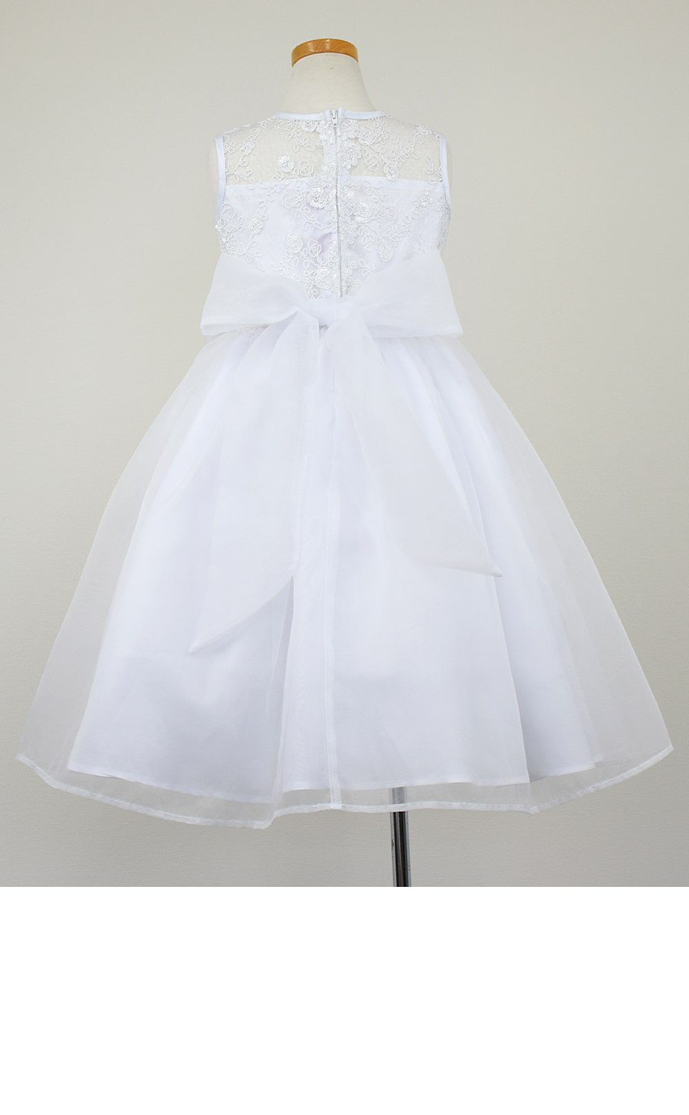 ピアノ発表会や結婚式にぴったりのホワイトカラーの女の子用キッズドレス。シンプルで美しいシルエットが魅力のAngel's Closetの子供ドレス レンタル商品（【レンタル】レース＆メタル刺繍オーガンジー子供ドレス（リボンコサージュ付）(CC2461)ホワイト）｜画像5