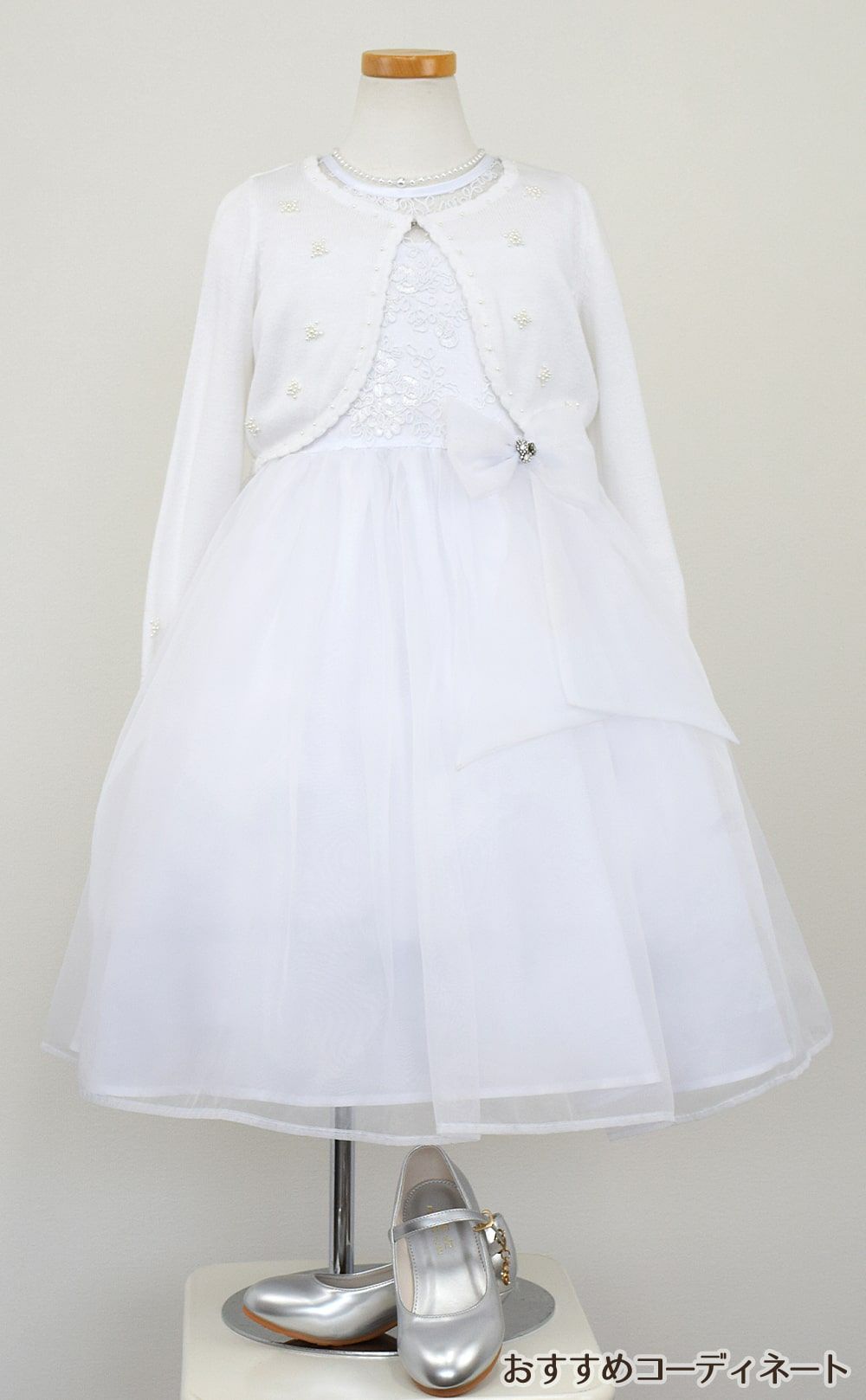 ピアノ発表会や結婚式にぴったりのホワイトカラーの女の子用キッズドレス。シンプルで美しいシルエットが魅力のAngel's Closetの子供ドレス レンタル商品（【レンタル】レース＆メタル刺繍オーガンジー子供ドレス（リボンコサージュ付）(CC2461)ホワイト）｜画像10