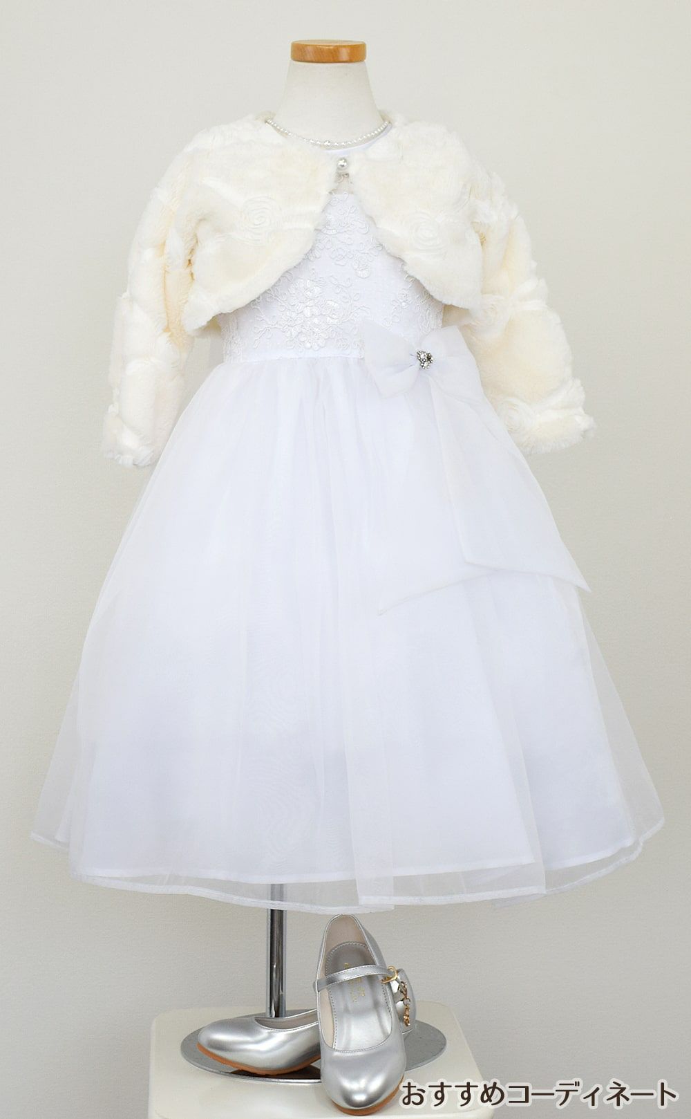 ピアノ発表会や結婚式にぴったりのホワイトカラーの女の子用キッズドレス。シンプルで美しいシルエットが魅力のAngel's Closetの子供ドレス レンタル商品（【レンタル】レース＆メタル刺繍オーガンジー子供ドレス（リボンコサージュ付）(CC2461)ホワイト）｜画像11