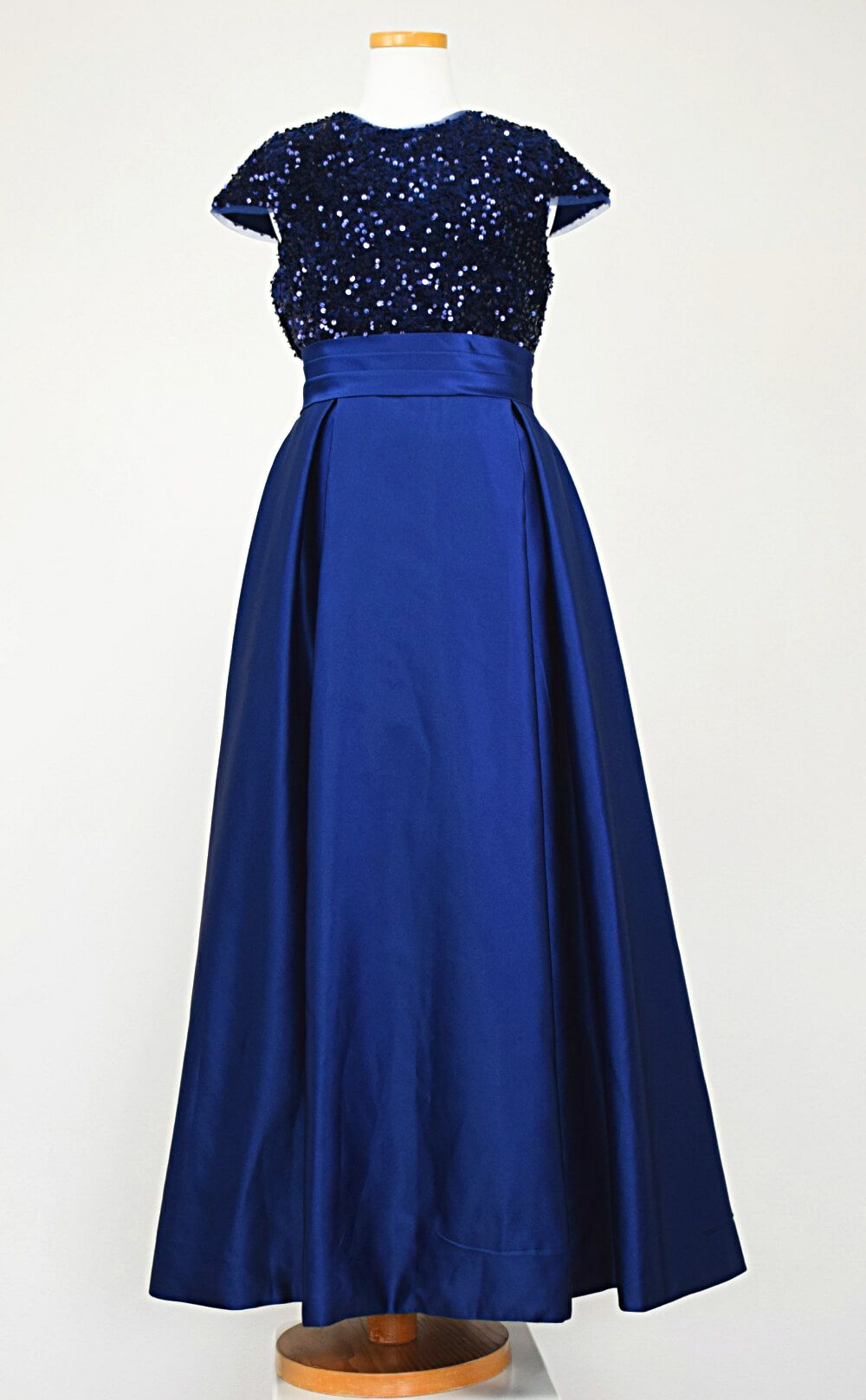 ピアノ発表会や結婚式にぴったりのネイビーカラーの女の子用キッズドレス。シンプルで美しいシルエットが魅力のAngel's Closetの子供ドレス レンタル商品（【レンタル】スパンコール＆サテンロングドレス※縫い付けリボン型(YP136A)ネイビー）｜画像3