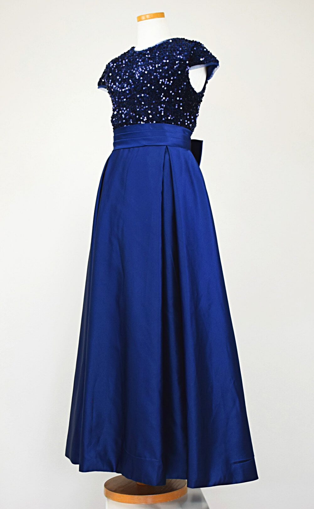 ピアノ発表会や結婚式にぴったりのネイビーカラーの女の子用キッズドレス。シンプルで美しいシルエットが魅力のAngel's Closetの子供ドレス レンタル商品（【レンタル】スパンコール＆サテンロングドレス※縫い付けリボン型(YP136A)ネイビー）｜画像4