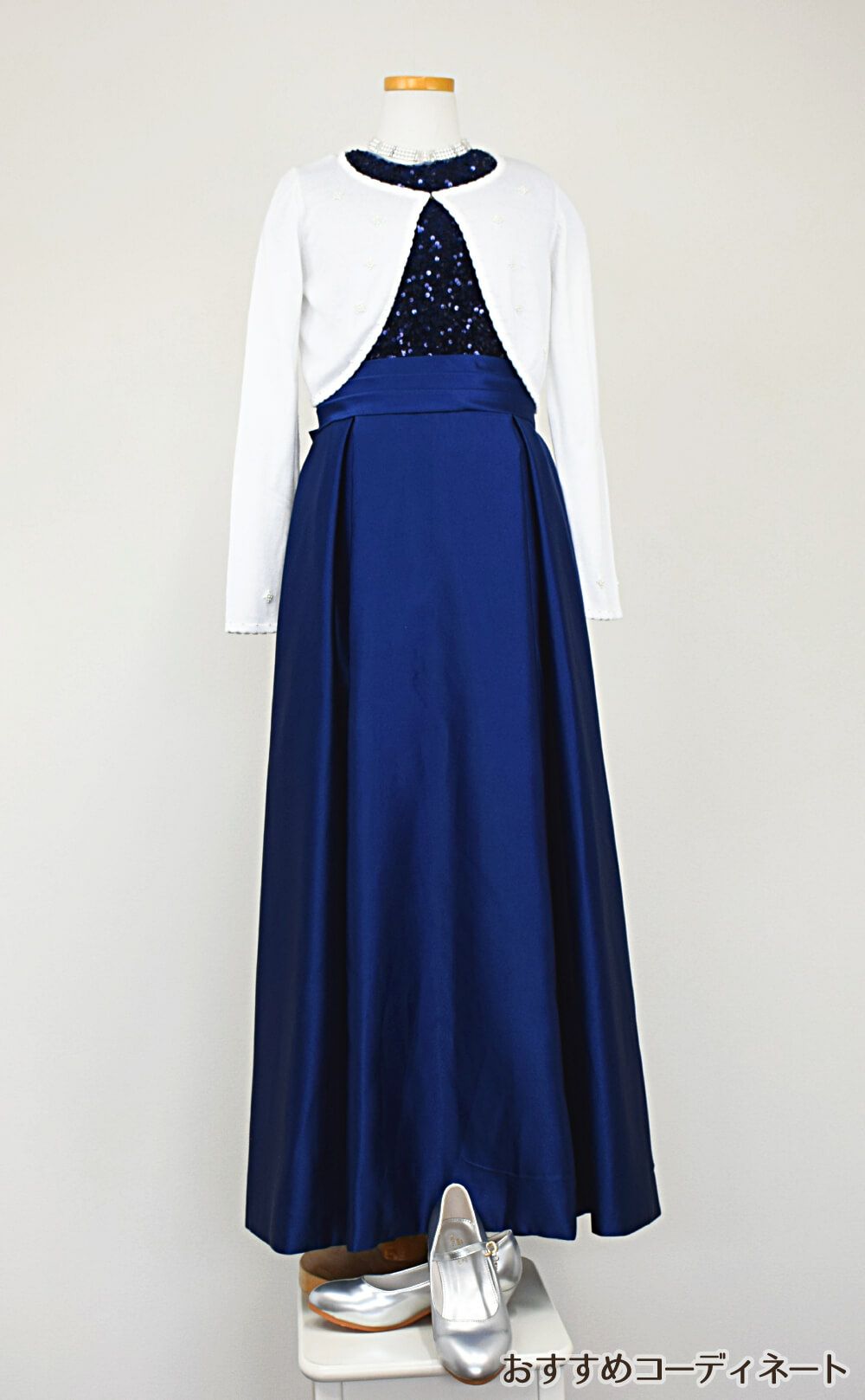 ピアノ発表会や結婚式にぴったりのネイビーカラーの女の子用キッズドレス。シンプルで美しいシルエットが魅力のAngel's Closetの子供ドレス レンタル商品（【レンタル】スパンコール＆サテンロングドレス※縫い付けリボン型(YP136A)ネイビー）｜画像10