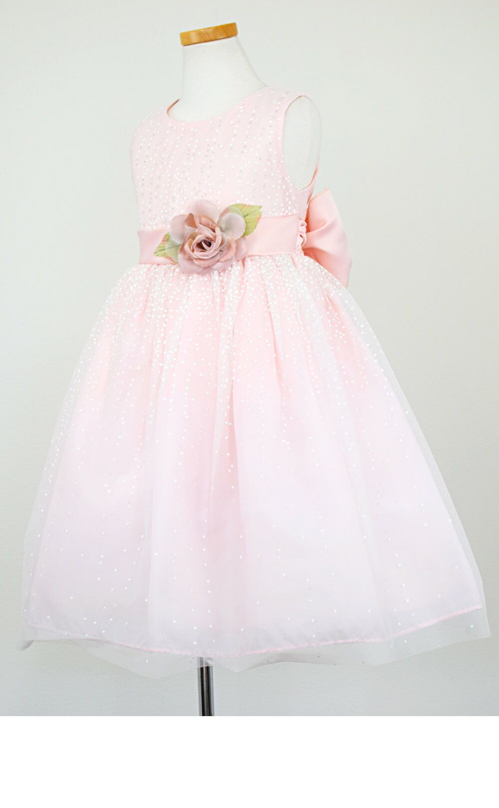 ピアノ発表会や結婚式にぴったりのピンクカラーの女の子用キッズドレス。シンプルで美しいシルエットが魅力のAngel's Closetの子供ドレス レンタル商品（【レンタル】サテンリボン＆スターダストチュール子供ドレス(CK329)ブラッシュピンク）｜画像4