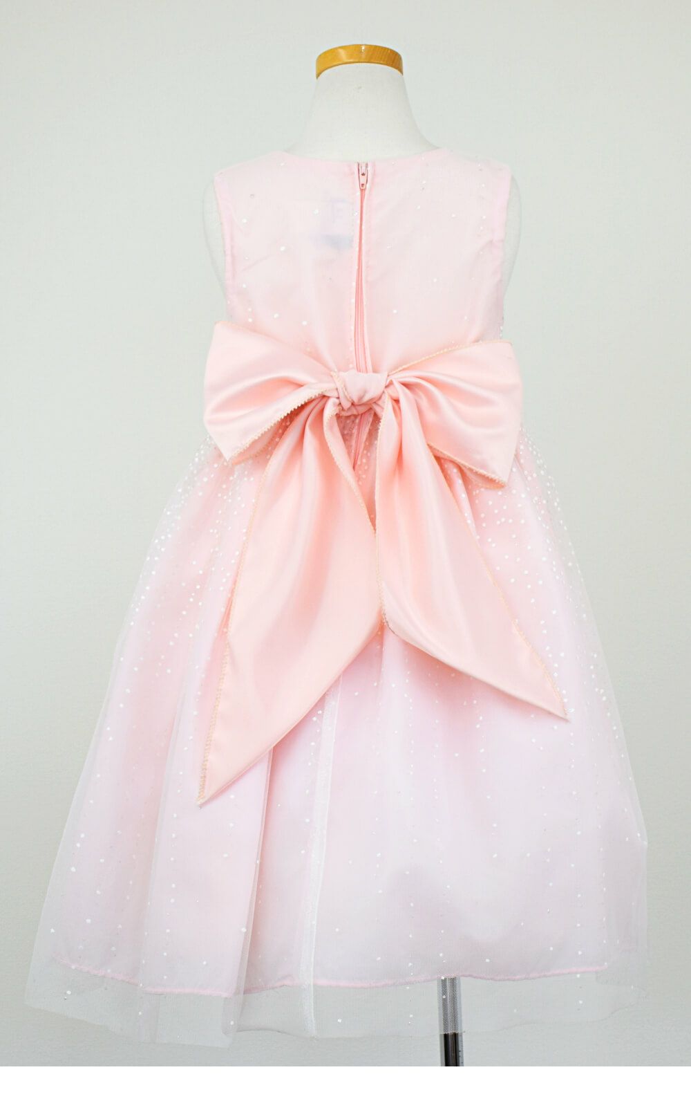 ピアノ発表会や結婚式にぴったりのピンクカラーの女の子用キッズドレス。シンプルで美しいシルエットが魅力のAngel's Closetの子供ドレス レンタル商品（【レンタル】サテンリボン＆スターダストチュール子供ドレス(CK329)ブラッシュピンク）｜画像5