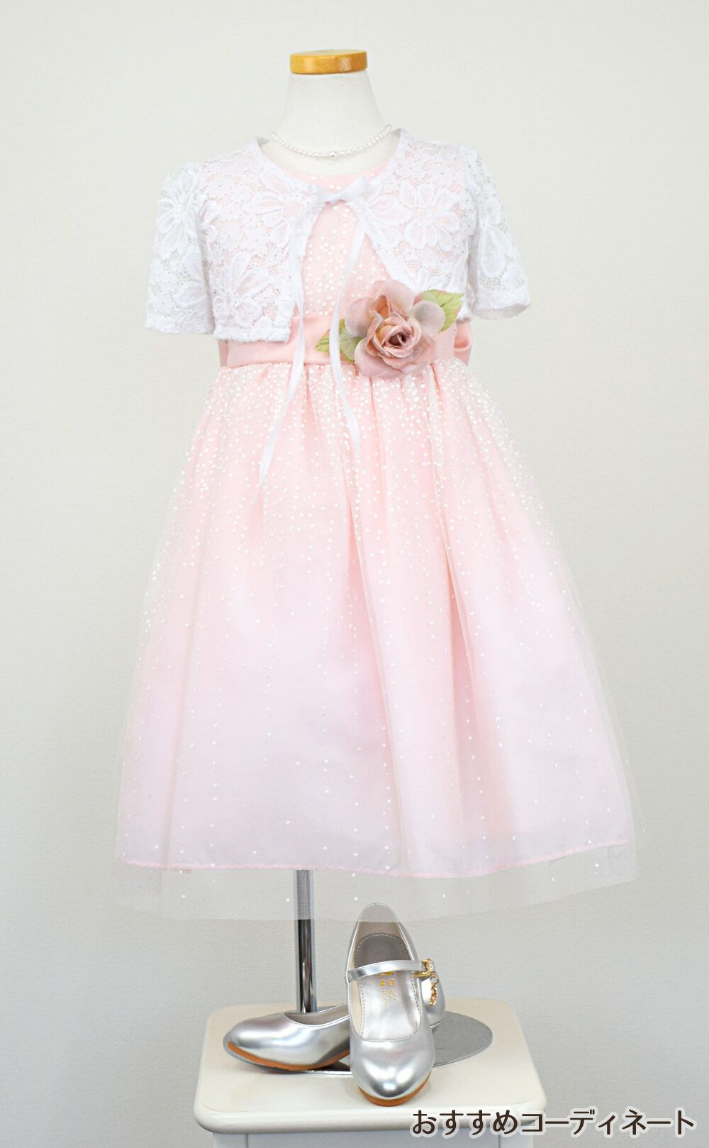 ピアノ発表会や結婚式にぴったりのピンクカラーの女の子用キッズドレス。シンプルで美しいシルエットが魅力のAngel's Closetの子供ドレス レンタル商品（【レンタル】サテンリボン＆スターダストチュール子供ドレス(CK329)ブラッシュピンク）｜画像9